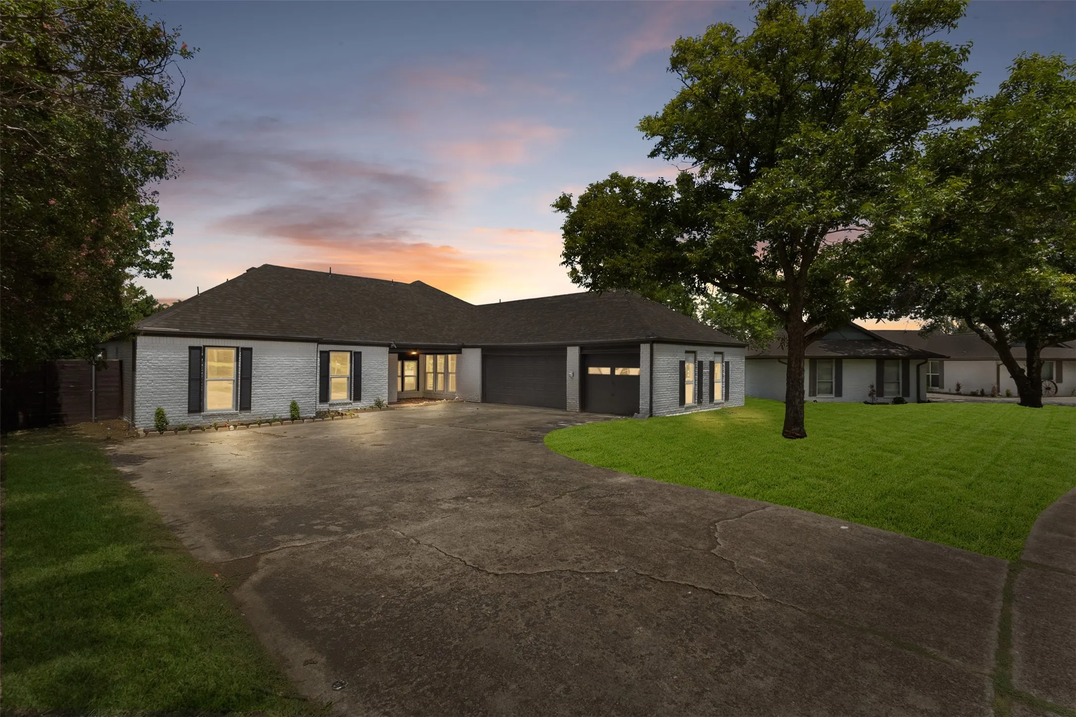 Single Family Residence For Sale in Dallas County , 5000 Edgewater Drive, Rowlett, Texas 75088, 4 Bedroom, 3 Bathroom, 3 Garage spaces, 2,098 Sqft, built in 1980, mls#21369875, Real Estate Agent in Rowlett, Homes For Sale in Dallas county, Homes For Sale in Rowlett, Realtor in Rowlett Texas, Real Estate Brokerage Independent Realty Texas, Luminita Cordes Realtor