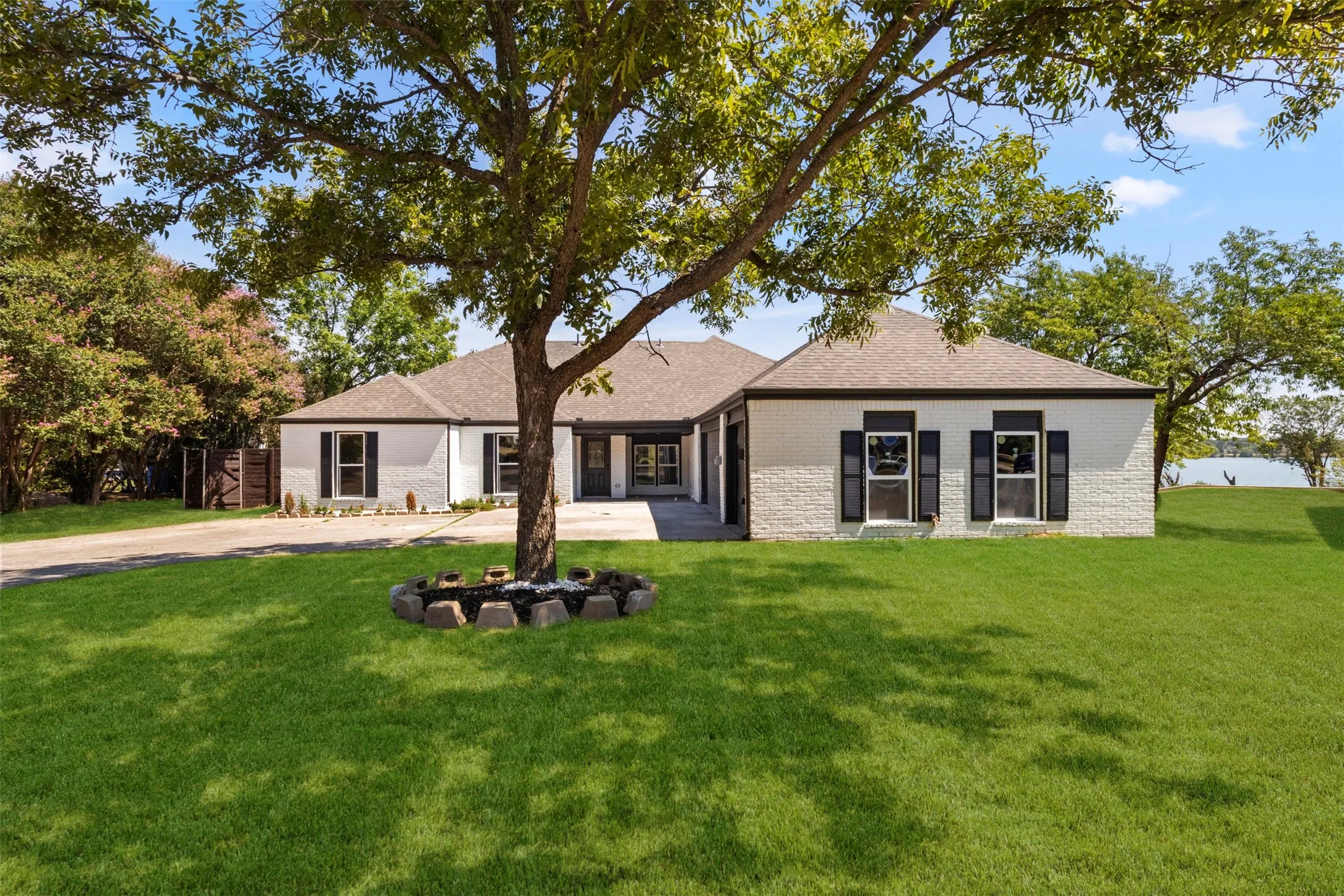 Single Family Residence For Sale in Dallas County , 5000 Edgewater Drive, Rowlett, Texas 75088, 4 Bedroom, 3 Bathroom, 3 Garage spaces, 2,098 Sqft, built in 1980, mls#21369875, Real Estate Agent in Rowlett, Homes For Sale in Dallas county, Homes For Sale in Rowlett, Realtor in Rowlett Texas, Real Estate Brokerage Independent Realty Texas, Luminita Cordes Realtor