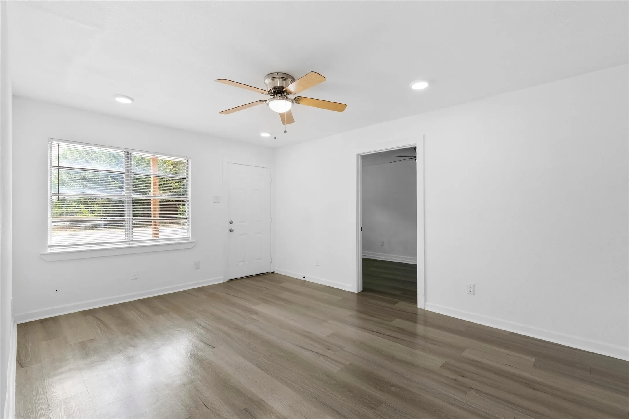 Single Family Residence For Sale in Dallas County , 3835 Lovingood Drive, Dallas, Texas 75241, 5 Bedroom, 1 Bathroom, Garage spaces, 1,234 Sqft, built in 1958, mls#21369224, Real Estate Agent in Dallas, Homes For Sale in Dallas county, Homes For Sale in Dallas, Realtor in Dallas Texas, Real Estate Brokerage Independent Realty Texas, Luminita Cordes Realtor