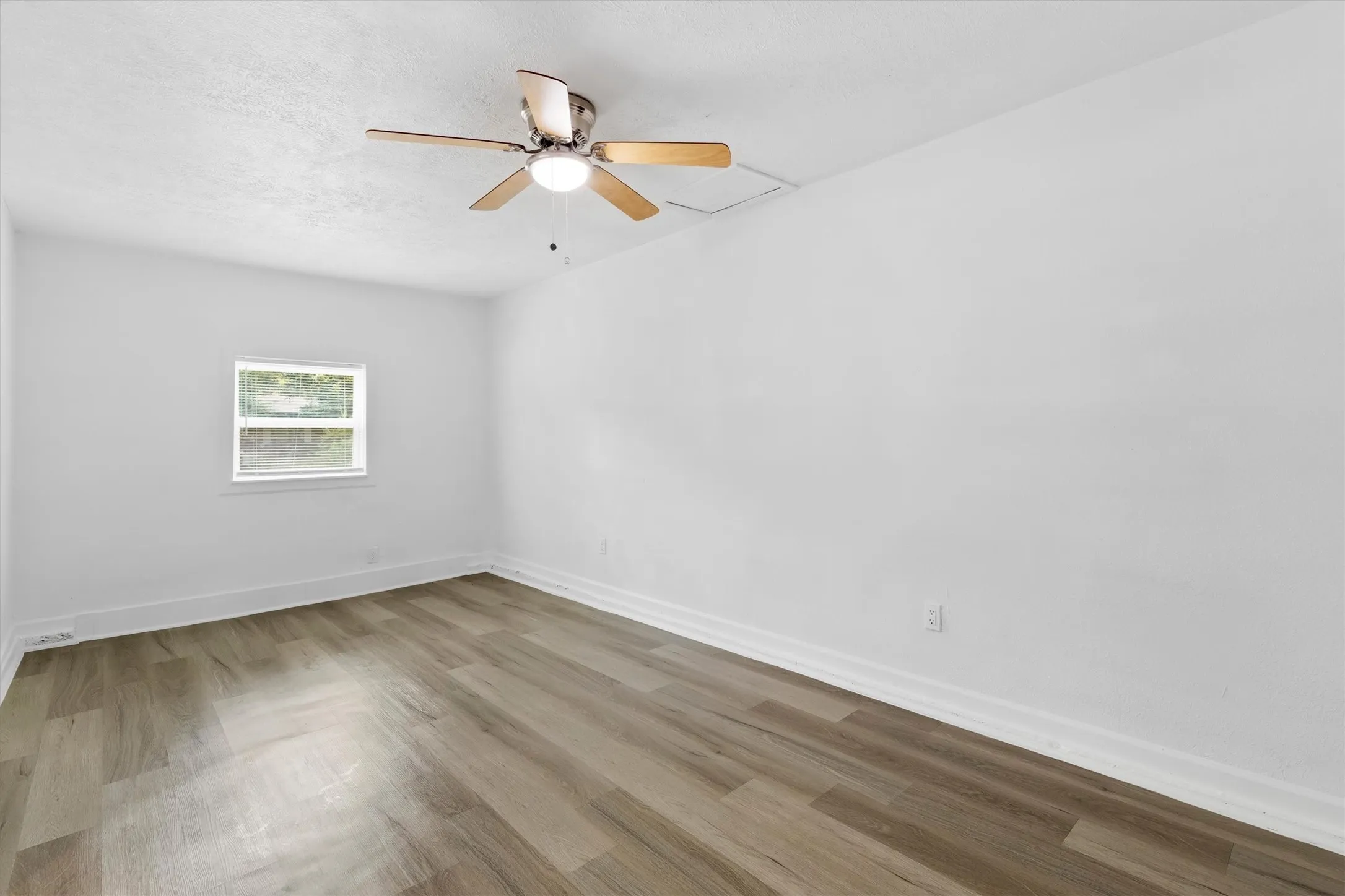 Single Family Residence For Sale in Dallas County , 3835 Lovingood Drive, Dallas, Texas 75241, 5 Bedroom, 1 Bathroom, Garage spaces, 1,234 Sqft, built in 1958, mls#21369224, Real Estate Agent in Dallas, Homes For Sale in Dallas county, Homes For Sale in Dallas, Realtor in Dallas Texas, Real Estate Brokerage Independent Realty Texas, Luminita Cordes Realtor