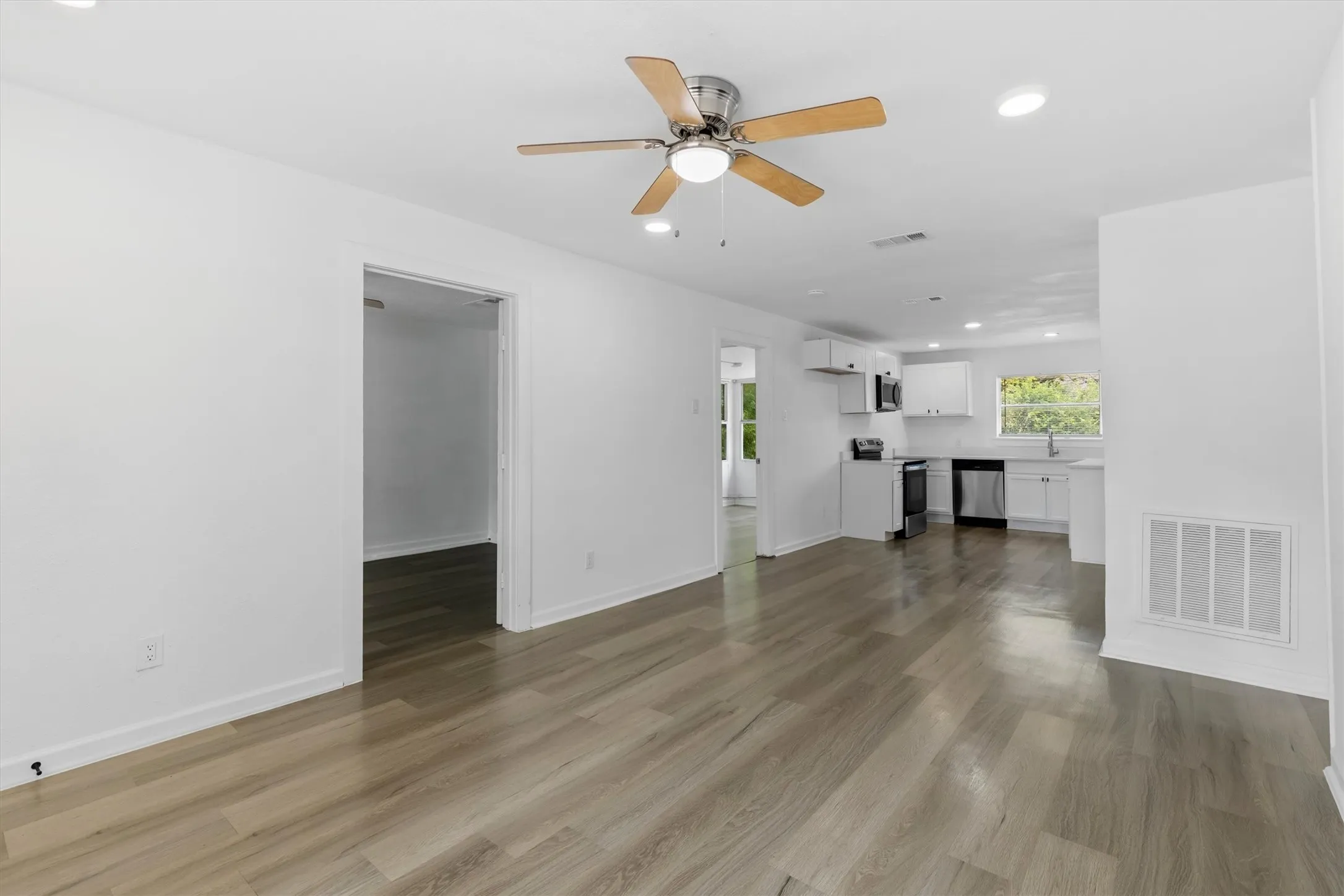 Single Family Residence For Sale in Dallas County , 3835 Lovingood Drive, Dallas, Texas 75241, 5 Bedroom, 1 Bathroom, Garage spaces, 1,234 Sqft, built in 1958, mls#21369224, Real Estate Agent in Dallas, Homes For Sale in Dallas county, Homes For Sale in Dallas, Realtor in Dallas Texas, Real Estate Brokerage Independent Realty Texas, Luminita Cordes Realtor