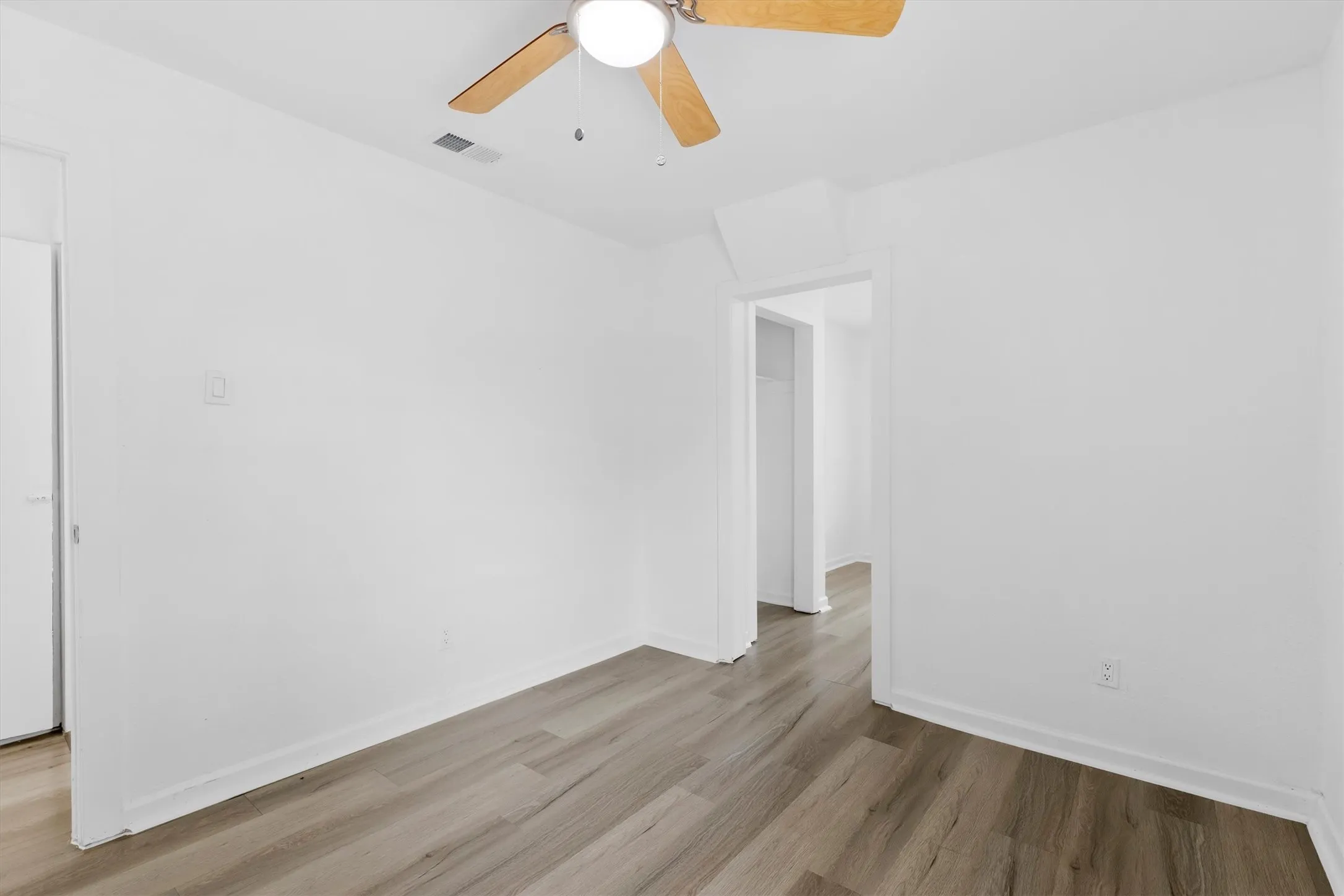Single Family Residence For Sale in Dallas County , 3835 Lovingood Drive, Dallas, Texas 75241, 5 Bedroom, 1 Bathroom, Garage spaces, 1,234 Sqft, built in 1958, mls#21369224, Real Estate Agent in Dallas, Homes For Sale in Dallas county, Homes For Sale in Dallas, Realtor in Dallas Texas, Real Estate Brokerage Independent Realty Texas, Luminita Cordes Realtor