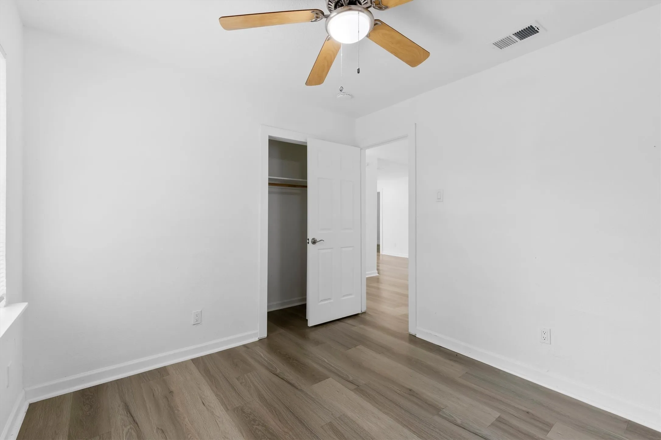 Single Family Residence For Sale in Dallas County , 3835 Lovingood Drive, Dallas, Texas 75241, 5 Bedroom, 1 Bathroom, Garage spaces, 1,234 Sqft, built in 1958, mls#21369224, Real Estate Agent in Dallas, Homes For Sale in Dallas county, Homes For Sale in Dallas, Realtor in Dallas Texas, Real Estate Brokerage Independent Realty Texas, Luminita Cordes Realtor