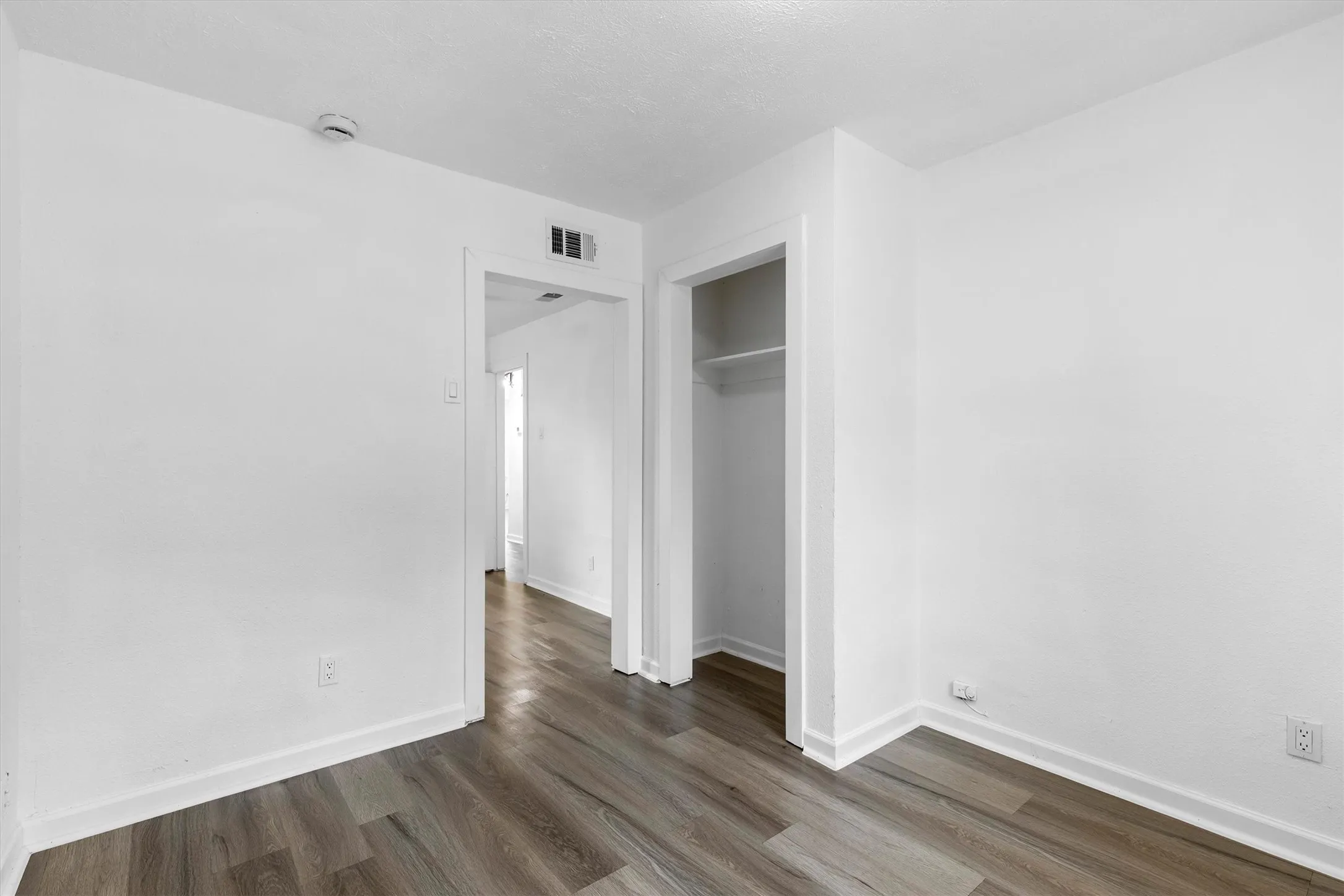 Single Family Residence For Sale in Dallas County , 3835 Lovingood Drive, Dallas, Texas 75241, 5 Bedroom, 1 Bathroom, Garage spaces, 1,234 Sqft, built in 1958, mls#21369224, Real Estate Agent in Dallas, Homes For Sale in Dallas county, Homes For Sale in Dallas, Realtor in Dallas Texas, Real Estate Brokerage Independent Realty Texas, Luminita Cordes Realtor