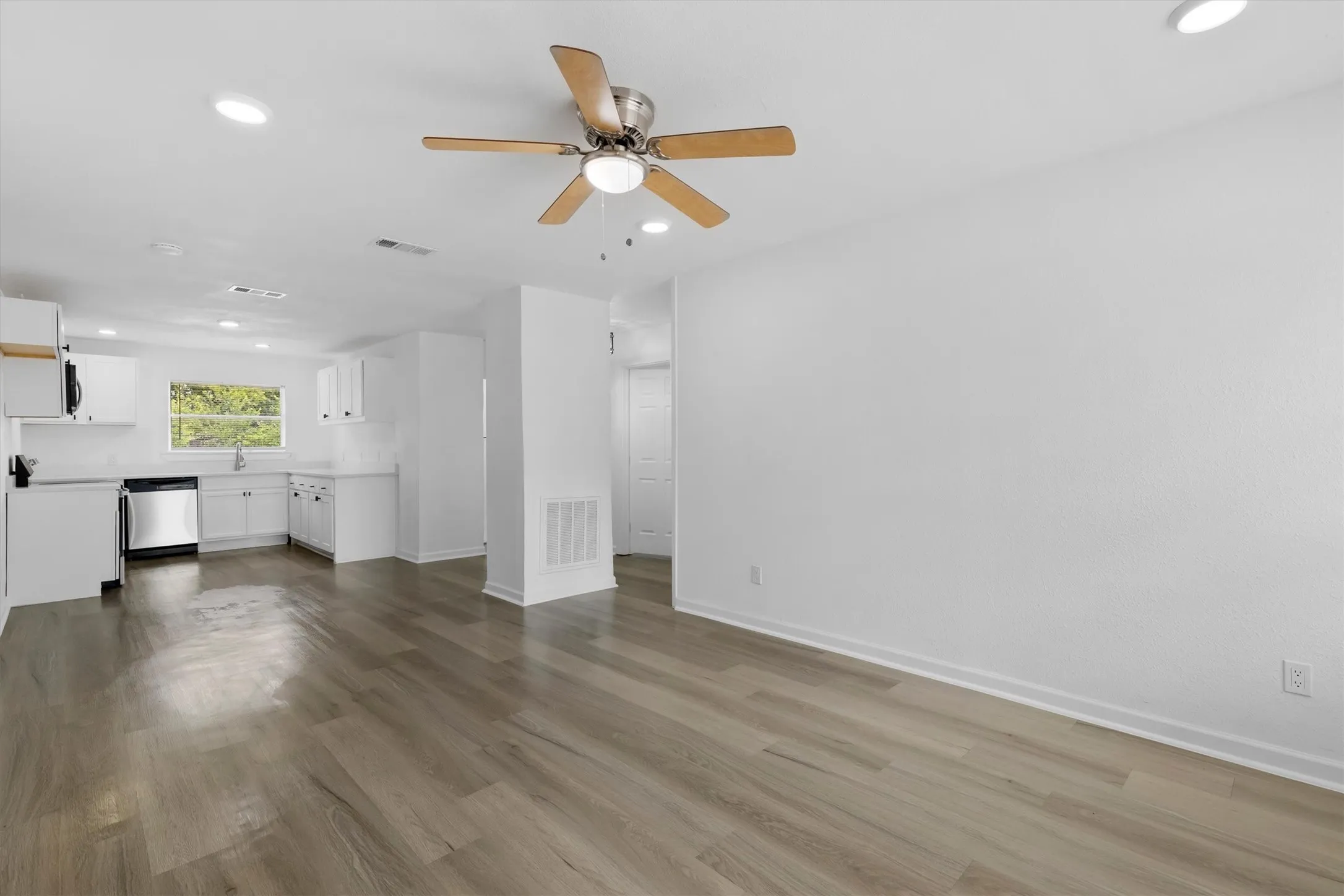 Single Family Residence For Sale in Dallas County , 3835 Lovingood Drive, Dallas, Texas 75241, 5 Bedroom, 1 Bathroom, Garage spaces, 1,234 Sqft, built in 1958, mls#21369224, Real Estate Agent in Dallas, Homes For Sale in Dallas county, Homes For Sale in Dallas, Realtor in Dallas Texas, Real Estate Brokerage Independent Realty Texas, Luminita Cordes Realtor