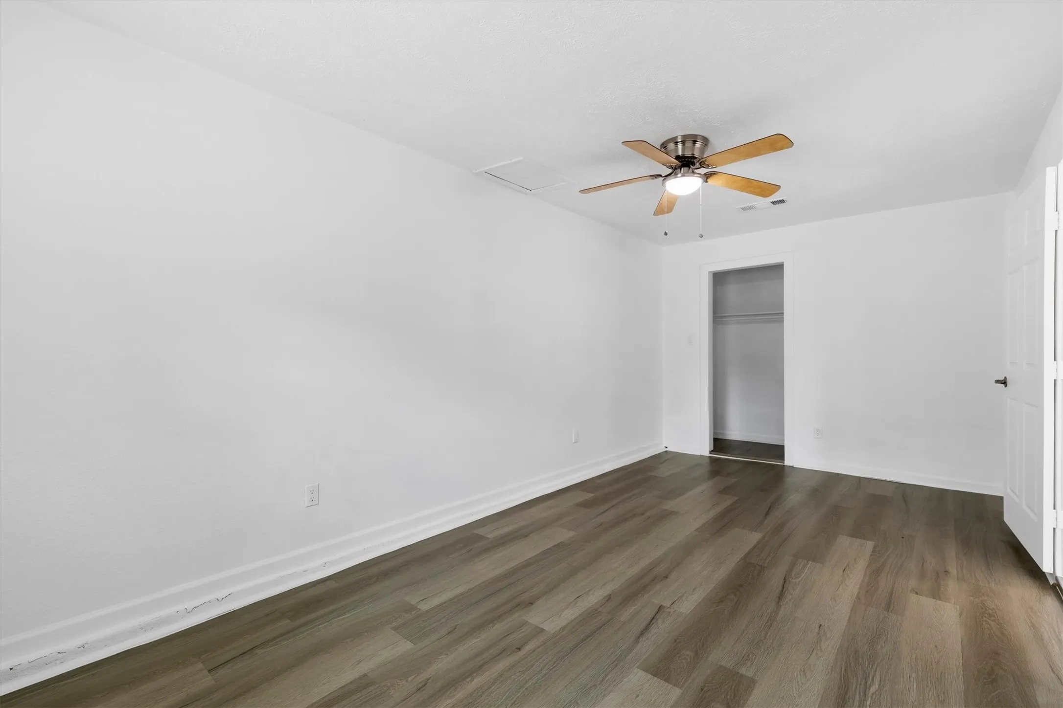 Single Family Residence For Sale in Dallas County , 3835 Lovingood Drive, Dallas, Texas 75241, 5 Bedroom, 1 Bathroom, Garage spaces, 1,234 Sqft, built in 1958, mls#21369224, Real Estate Agent in Dallas, Homes For Sale in Dallas county, Homes For Sale in Dallas, Realtor in Dallas Texas, Real Estate Brokerage Independent Realty Texas, Luminita Cordes Realtor