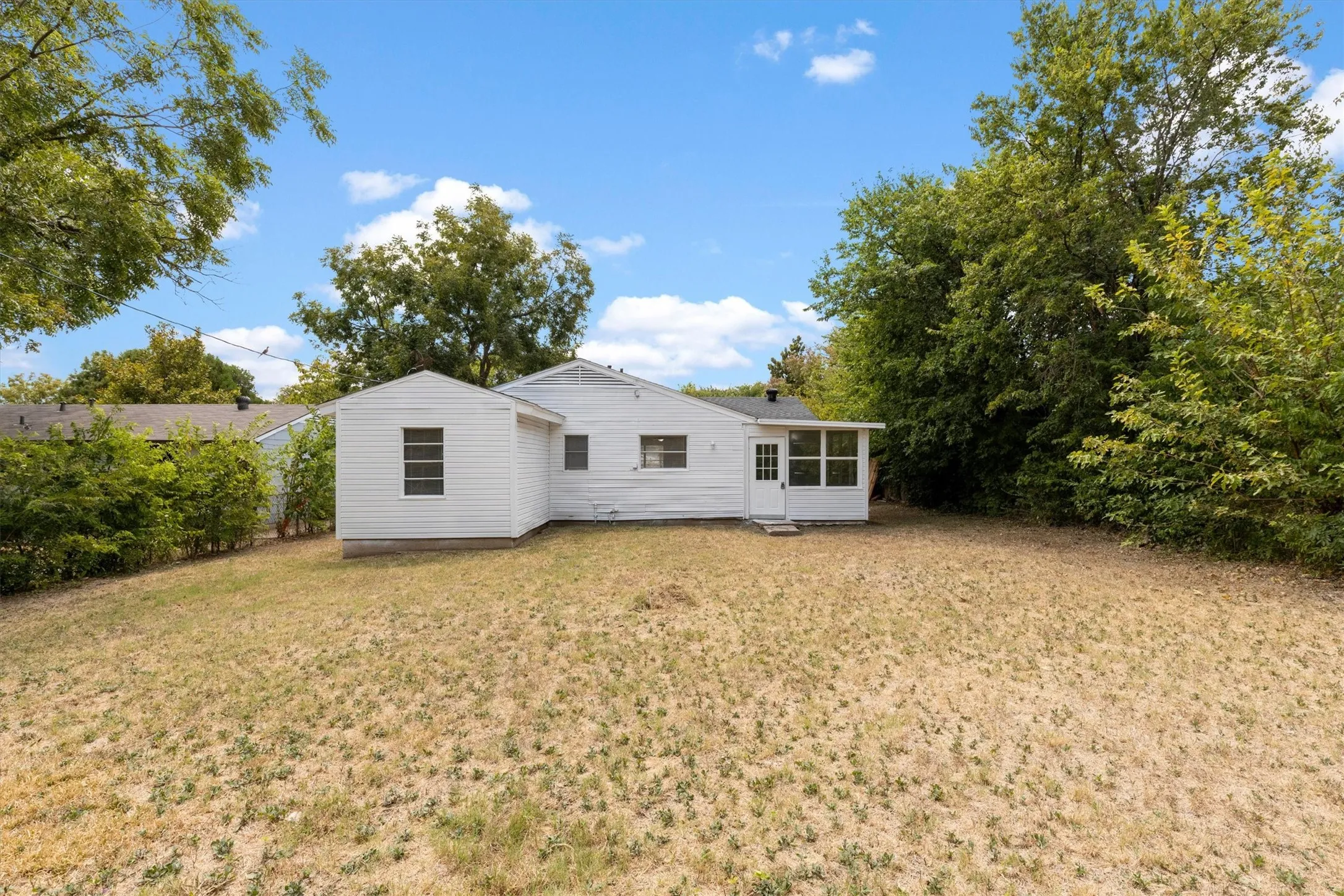 Single Family Residence For Sale in Dallas County , 3835 Lovingood Drive, Dallas, Texas 75241, 5 Bedroom, 1 Bathroom, Garage spaces, 1,234 Sqft, built in 1958, mls#21369224, Real Estate Agent in Dallas, Homes For Sale in Dallas county, Homes For Sale in Dallas, Realtor in Dallas Texas, Real Estate Brokerage Independent Realty Texas, Luminita Cordes Realtor