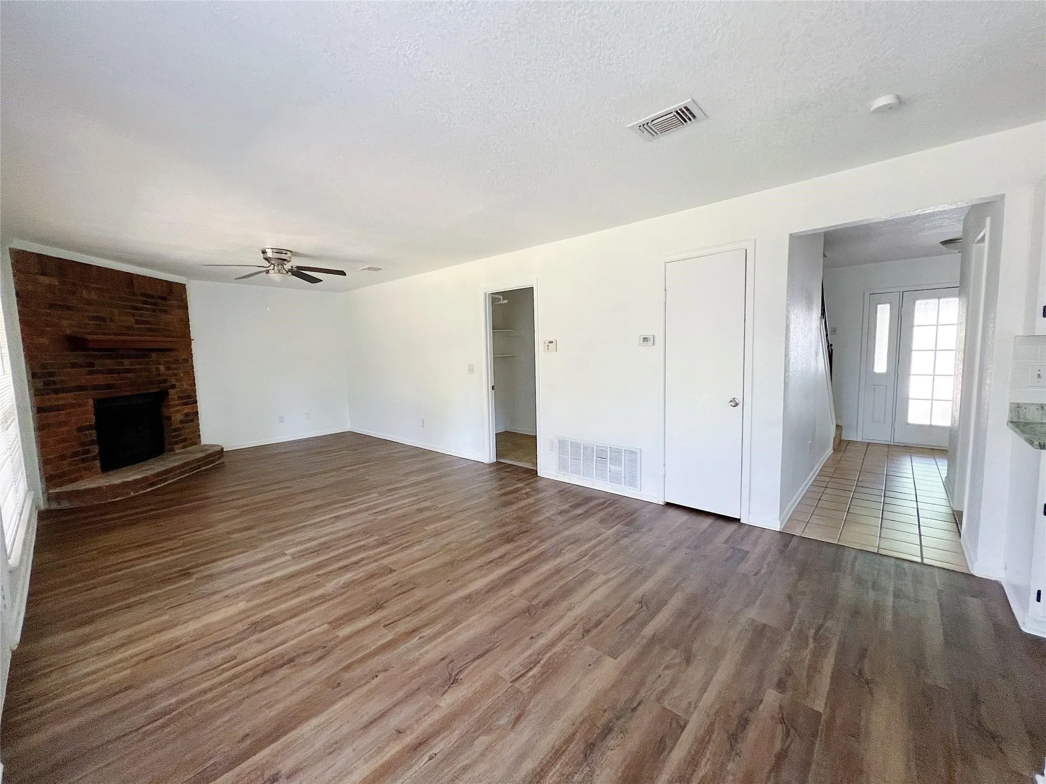 Single Family Residence For Sale in Tarrant County , 616 Valley Spring Drive, Arlington, Texas 76018, 3 Bedroom, 3 Bathroom, 2 Garage spaces, 1,730 Sqft, built in 1986, mls#21369883, Real Estate Agent in Arlington, Homes For Sale in Tarrant county, Homes For Sale in Arlington, Realtor in Arlington Texas, Real Estate Brokerage Independent Realty Texas, Luminita Cordes Realtor