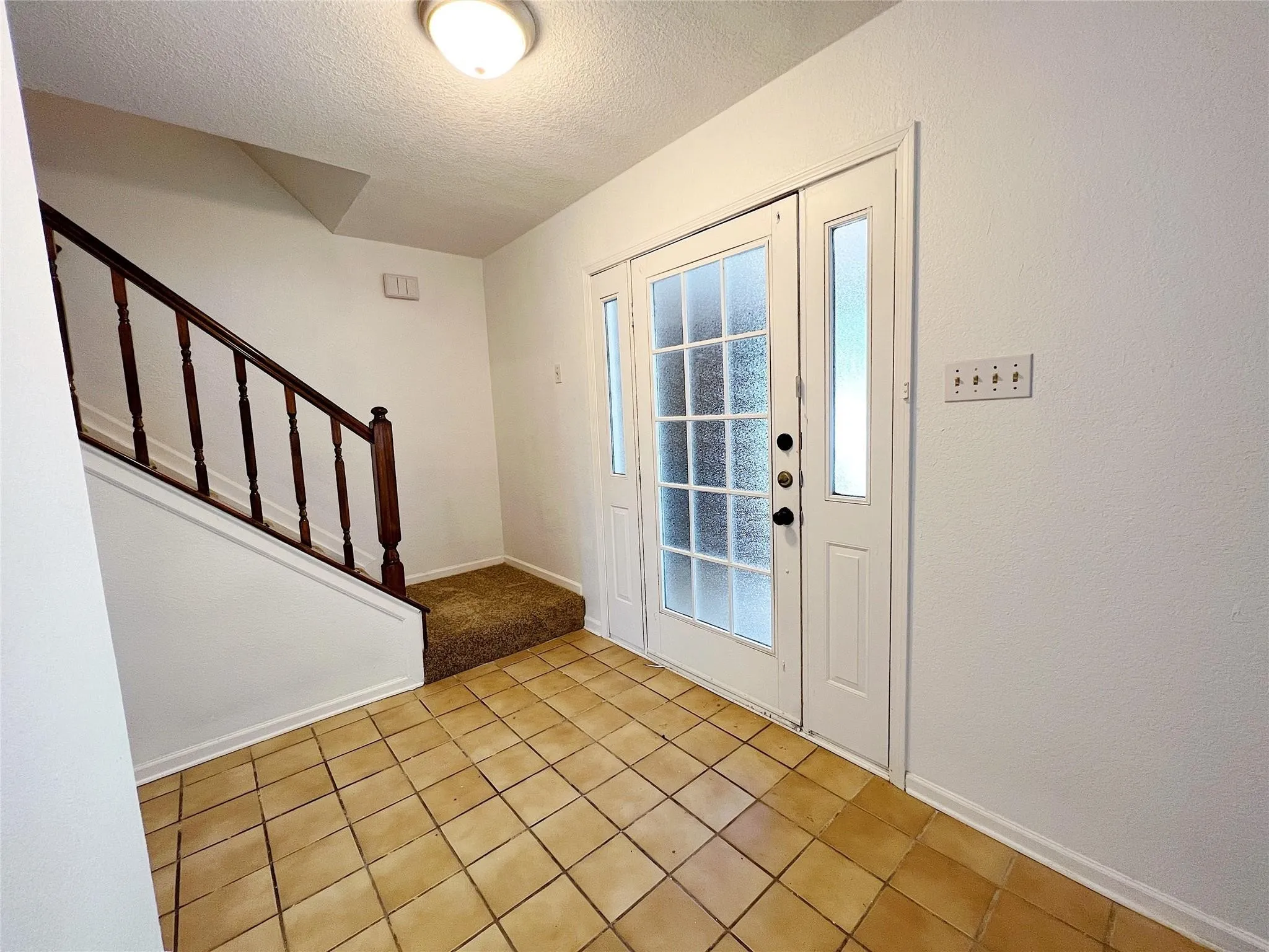 Single Family Residence For Sale in Tarrant County , 616 Valley Spring Drive, Arlington, Texas 76018, 3 Bedroom, 3 Bathroom, 2 Garage spaces, 1,730 Sqft, built in 1986, mls#21369883, Real Estate Agent in Arlington, Homes For Sale in Tarrant county, Homes For Sale in Arlington, Realtor in Arlington Texas, Real Estate Brokerage Independent Realty Texas, Luminita Cordes Realtor