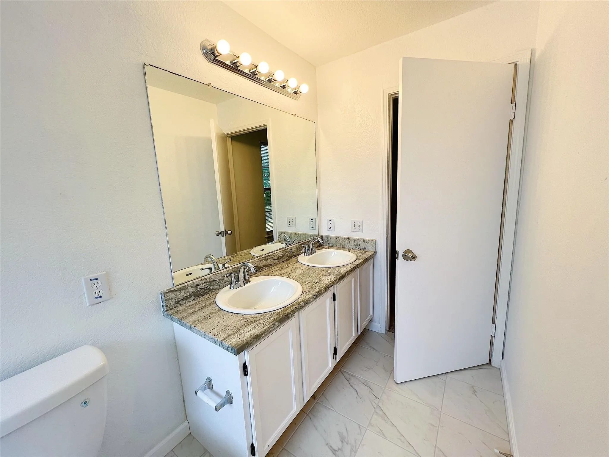Single Family Residence For Sale in Tarrant County , 616 Valley Spring Drive, Arlington, Texas 76018, 3 Bedroom, 3 Bathroom, 2 Garage spaces, 1,730 Sqft, built in 1986, mls#21369883, Real Estate Agent in Arlington, Homes For Sale in Tarrant county, Homes For Sale in Arlington, Realtor in Arlington Texas, Real Estate Brokerage Independent Realty Texas, Luminita Cordes Realtor