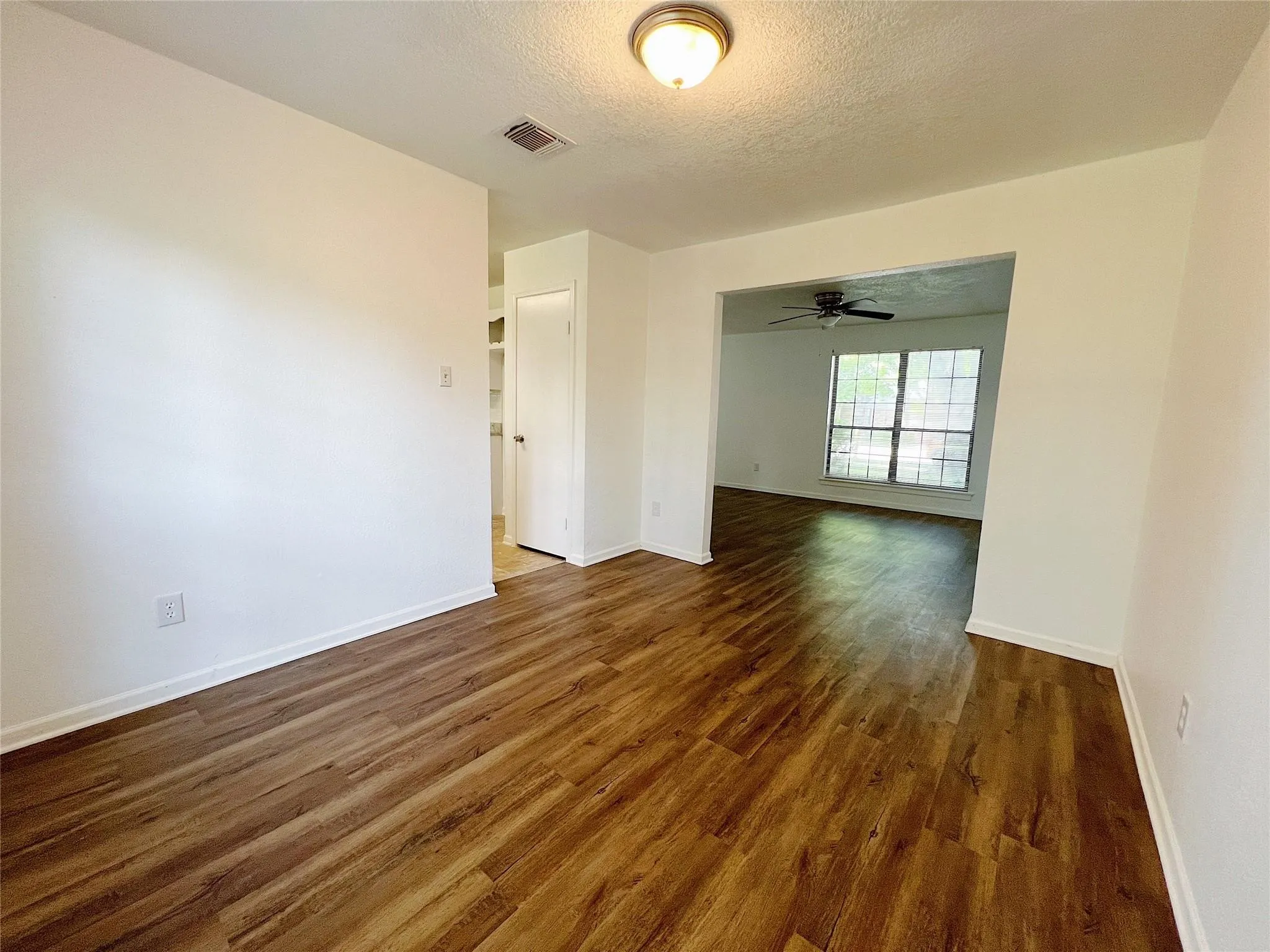 Single Family Residence For Sale in Tarrant County , 616 Valley Spring Drive, Arlington, Texas 76018, 3 Bedroom, 3 Bathroom, 2 Garage spaces, 1,730 Sqft, built in 1986, mls#21369883, Real Estate Agent in Arlington, Homes For Sale in Tarrant county, Homes For Sale in Arlington, Realtor in Arlington Texas, Real Estate Brokerage Independent Realty Texas, Luminita Cordes Realtor