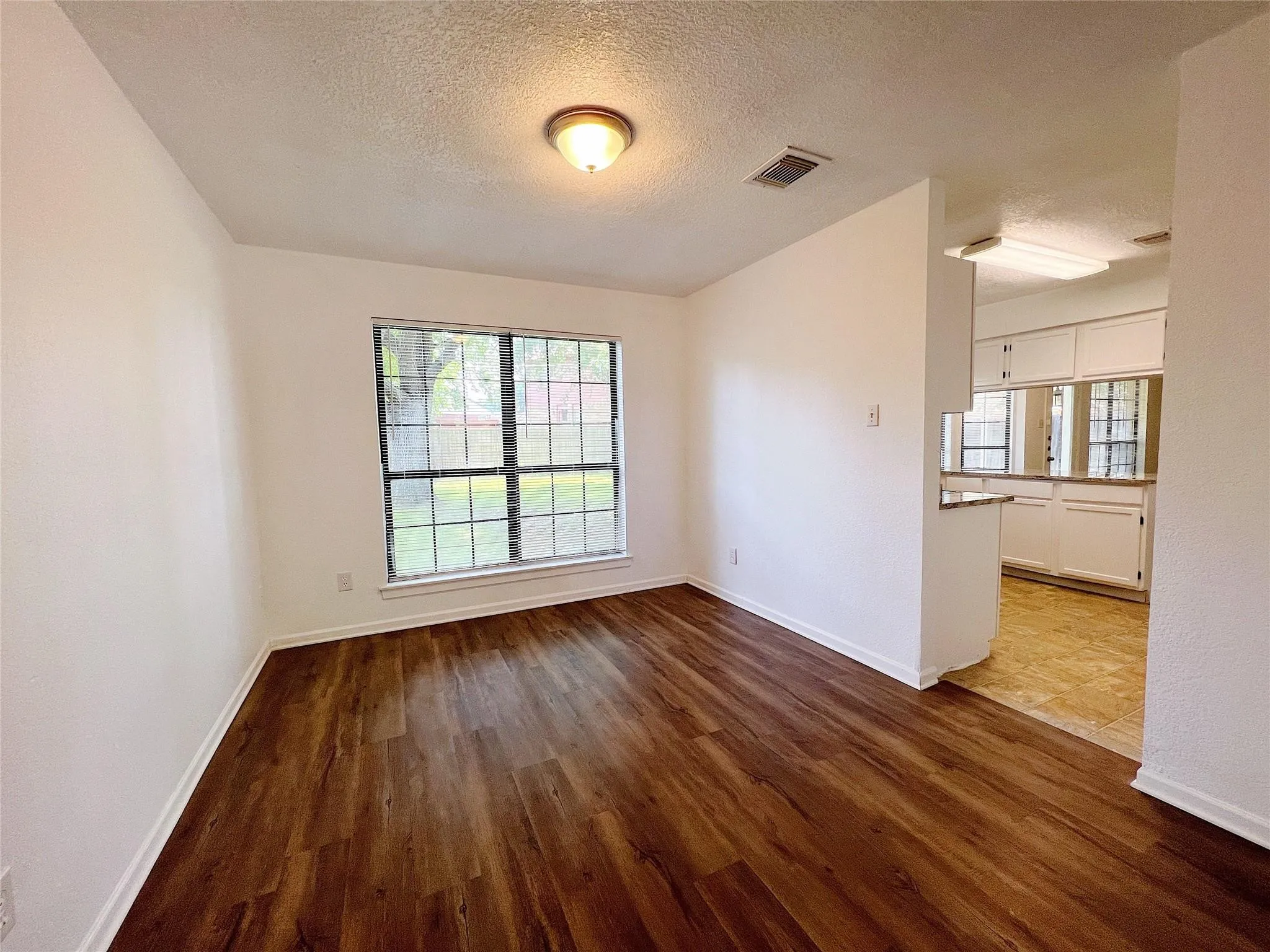 Single Family Residence For Sale in Tarrant County , 616 Valley Spring Drive, Arlington, Texas 76018, 3 Bedroom, 3 Bathroom, 2 Garage spaces, 1,730 Sqft, built in 1986, mls#21369883, Real Estate Agent in Arlington, Homes For Sale in Tarrant county, Homes For Sale in Arlington, Realtor in Arlington Texas, Real Estate Brokerage Independent Realty Texas, Luminita Cordes Realtor