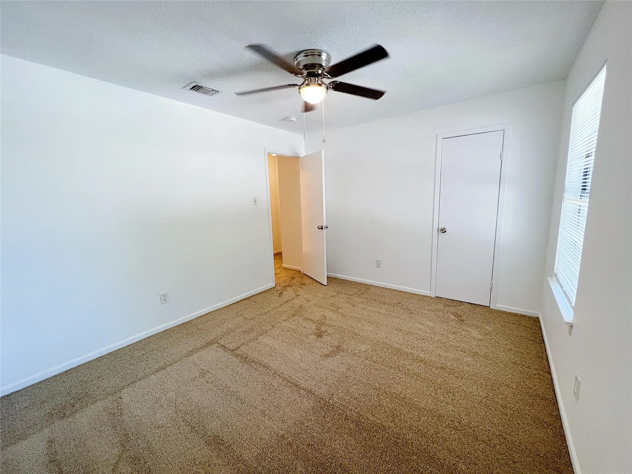 Single Family Residence For Sale in Tarrant County , 616 Valley Spring Drive, Arlington, Texas 76018, 3 Bedroom, 3 Bathroom, 2 Garage spaces, 1,730 Sqft, built in 1986, mls#21369883, Real Estate Agent in Arlington, Homes For Sale in Tarrant county, Homes For Sale in Arlington, Realtor in Arlington Texas, Real Estate Brokerage Independent Realty Texas, Luminita Cordes Realtor