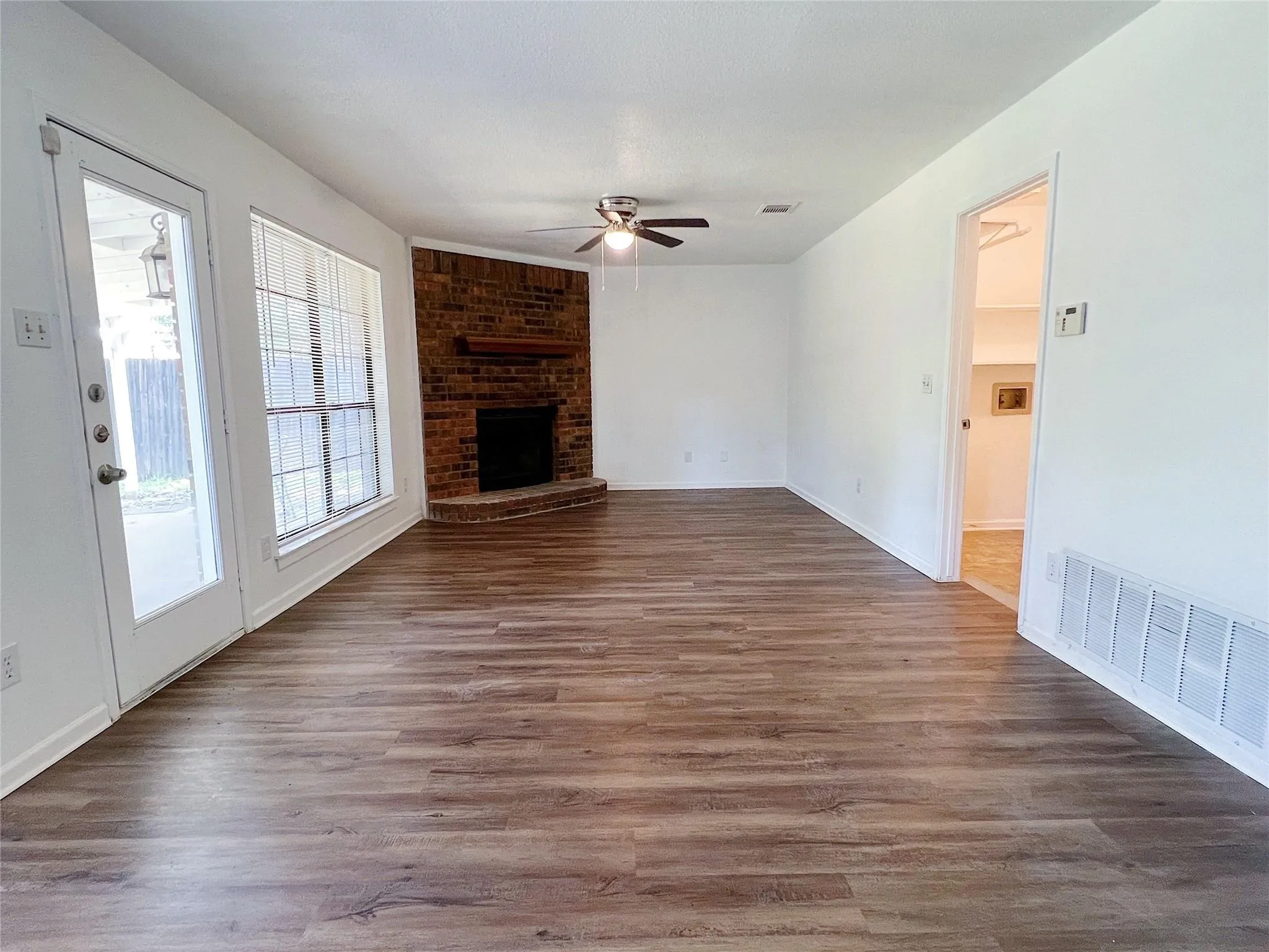 Single Family Residence For Sale in Tarrant County , 616 Valley Spring Drive, Arlington, Texas 76018, 3 Bedroom, 3 Bathroom, 2 Garage spaces, 1,730 Sqft, built in 1986, mls#21369883, Real Estate Agent in Arlington, Homes For Sale in Tarrant county, Homes For Sale in Arlington, Realtor in Arlington Texas, Real Estate Brokerage Independent Realty Texas, Luminita Cordes Realtor
