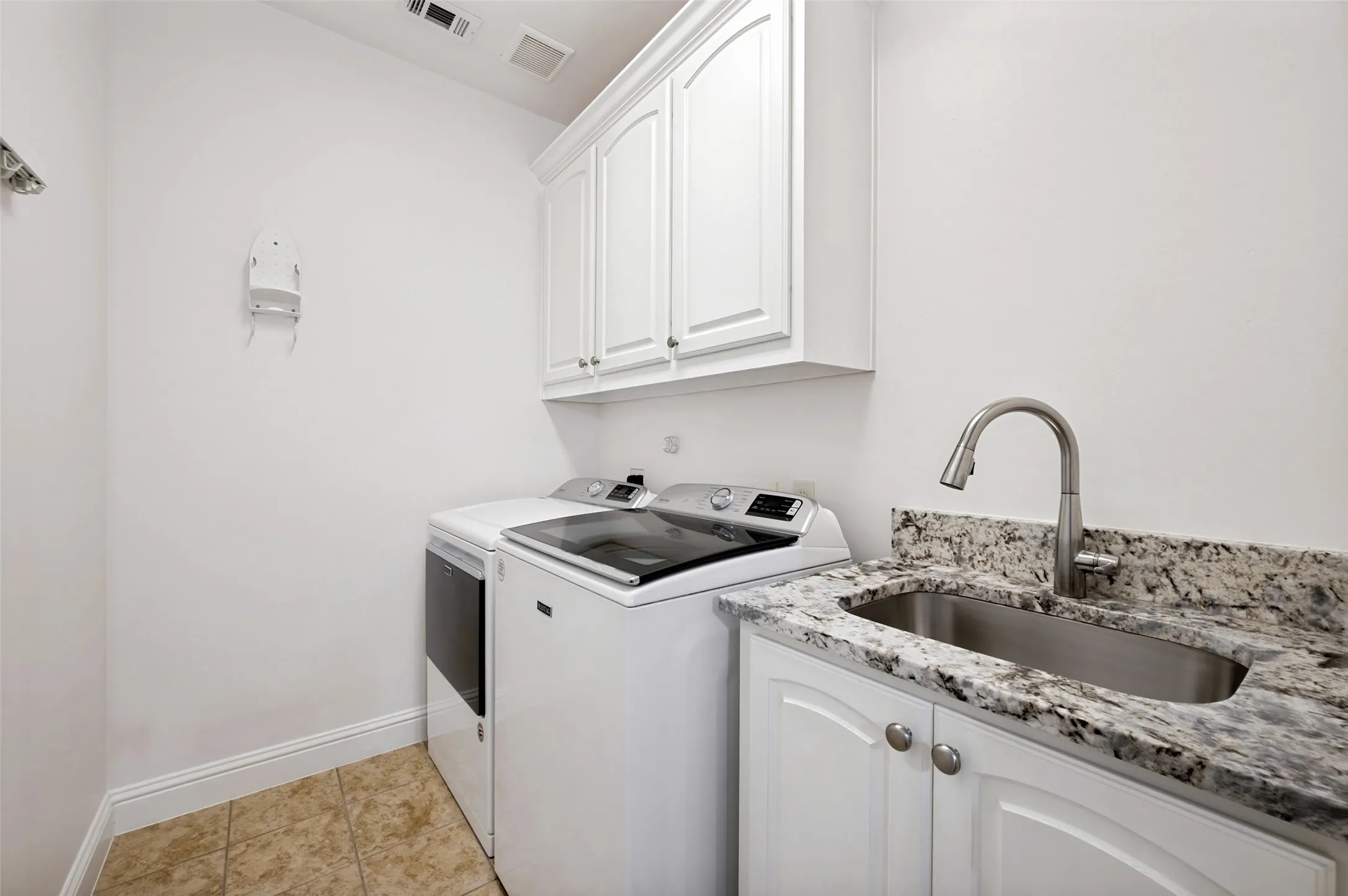 Single Family Residence For Sale in Denton County , 3404 Ashley Gardens, The Colony, Texas 75056, 3 Bedroom, 3 Bathroom, 2 Garage spaces, 2,326 Sqft, built in 2009, mls#21369472, Real Estate Agent in The Colony, Homes For Sale in Denton county, Homes For Sale in The Colony, Realtor in The Colony Texas, Real Estate Brokerage Independent Realty Texas, Luminita Cordes Realtor