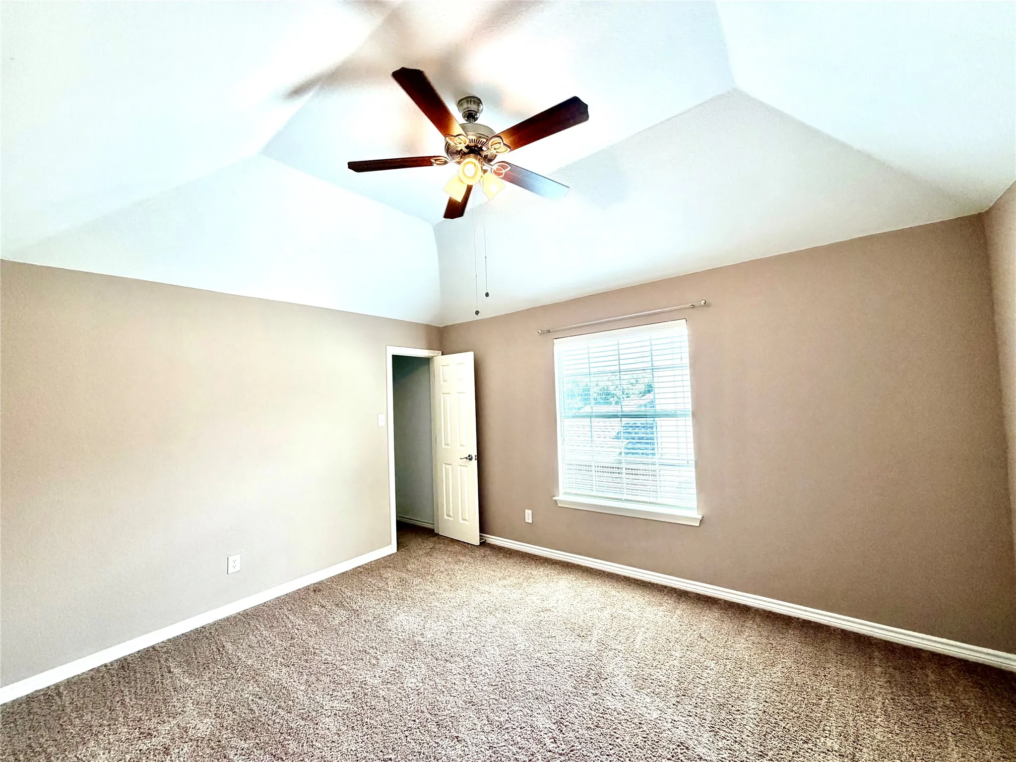 Single Family Residence For Rent in Collin County , 836 Hunters Glen, Murphy, Texas 75094, 6 Bedroom, 4 Bathroom, 2 Garage spaces, 3,831 Sqft, built in 2005, mls#21369487, Real Estate Agent in Murphy, Homes For Rent in Collin county, Homes For Rent in Murphy, Realtor in Murphy Texas, Real Estate Brokerage Independent Realty Texas, Luminita Cordes Realtor