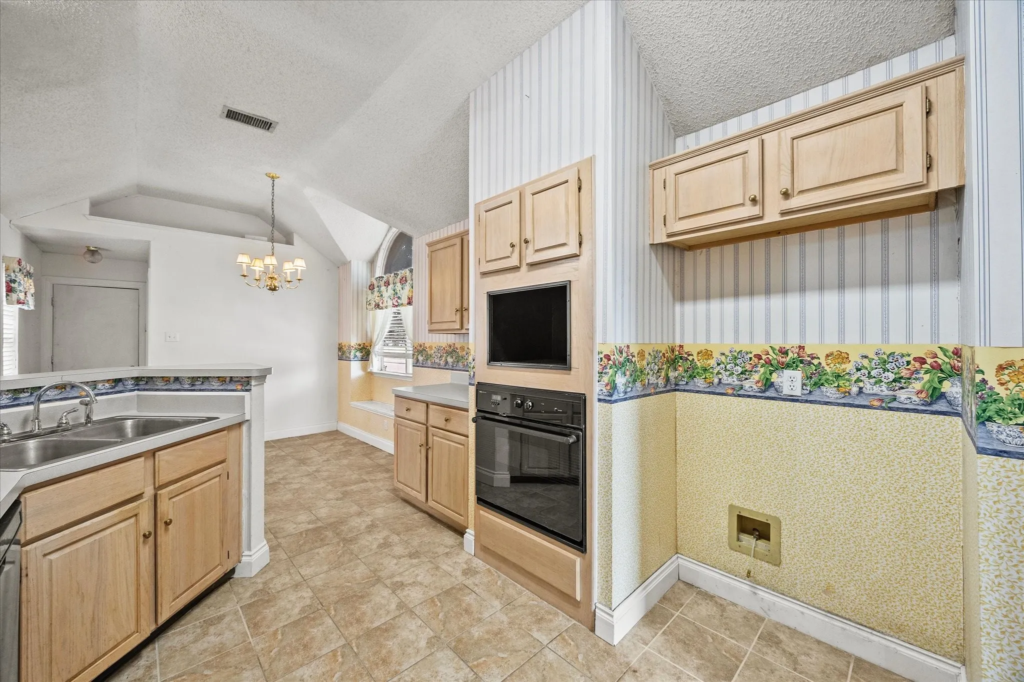 Single Family Residence For Sale in Dallas County , 2416 Liles Lane, Mesquite, Texas 75181, 3 Bedroom, 2 Bathroom, 2 Garage spaces, 1,873 Sqft, built in 1993, mls#21369851, Real Estate Agent in Mesquite, Homes For Sale in Dallas county, Homes For Sale in Mesquite, Realtor in Mesquite Texas, Real Estate Brokerage Independent Realty Texas, Luminita Cordes Realtor