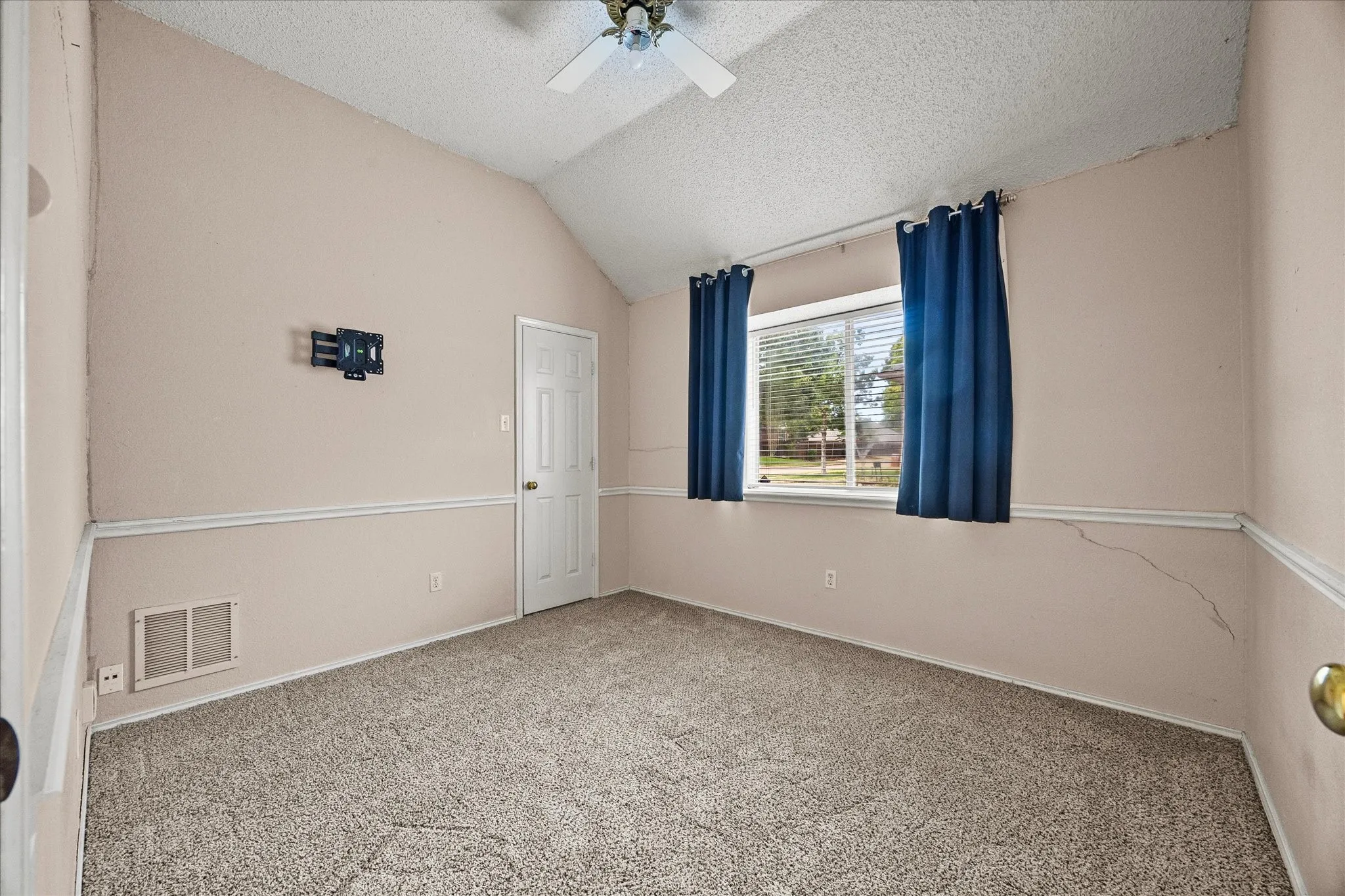 Single Family Residence For Sale in Dallas County , 2416 Liles Lane, Mesquite, Texas 75181, 3 Bedroom, 2 Bathroom, 2 Garage spaces, 1,873 Sqft, built in 1993, mls#21369851, Real Estate Agent in Mesquite, Homes For Sale in Dallas county, Homes For Sale in Mesquite, Realtor in Mesquite Texas, Real Estate Brokerage Independent Realty Texas, Luminita Cordes Realtor