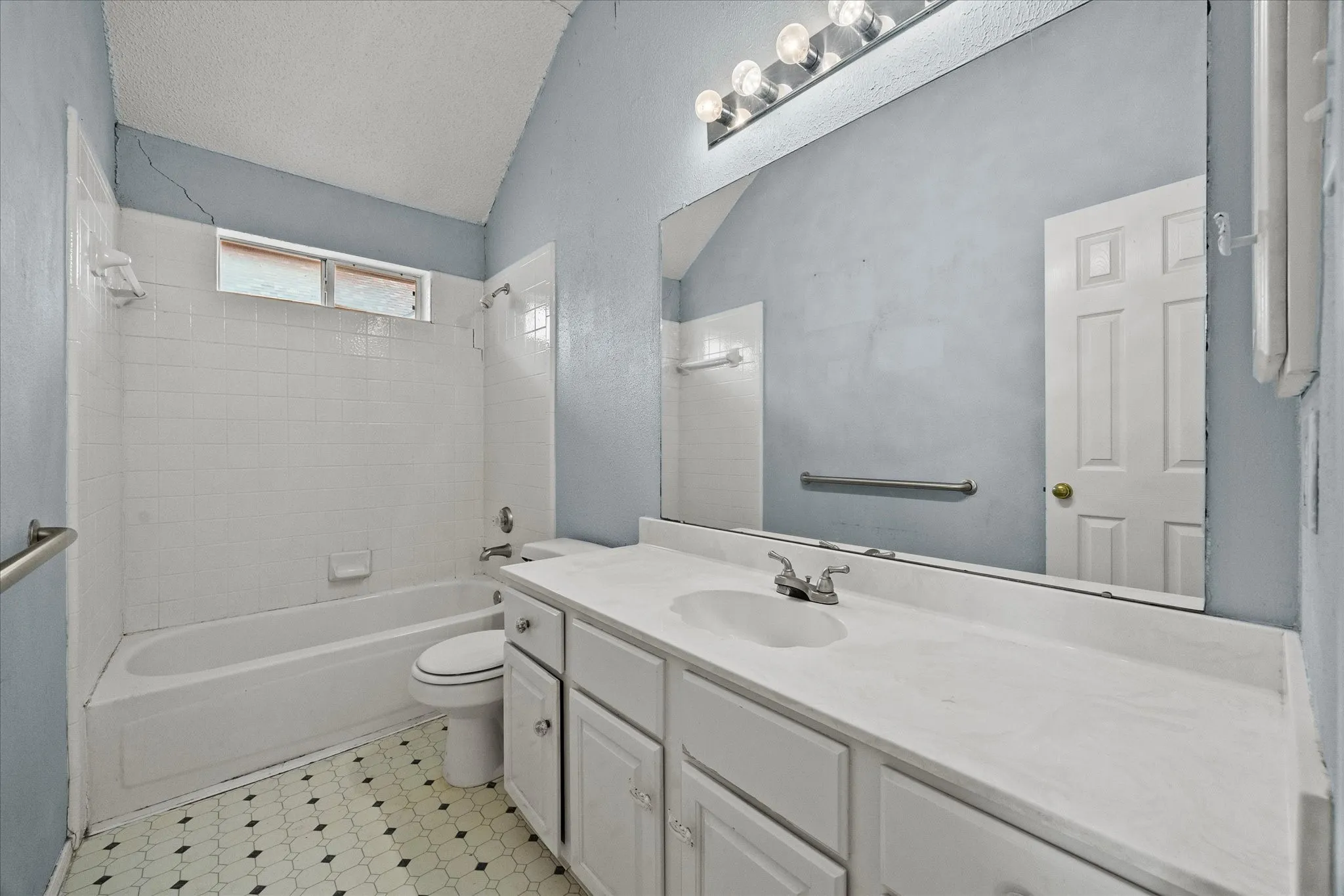 Single Family Residence For Sale in Dallas County , 2416 Liles Lane, Mesquite, Texas 75181, 3 Bedroom, 2 Bathroom, 2 Garage spaces, 1,873 Sqft, built in 1993, mls#21369851, Real Estate Agent in Mesquite, Homes For Sale in Dallas county, Homes For Sale in Mesquite, Realtor in Mesquite Texas, Real Estate Brokerage Independent Realty Texas, Luminita Cordes Realtor