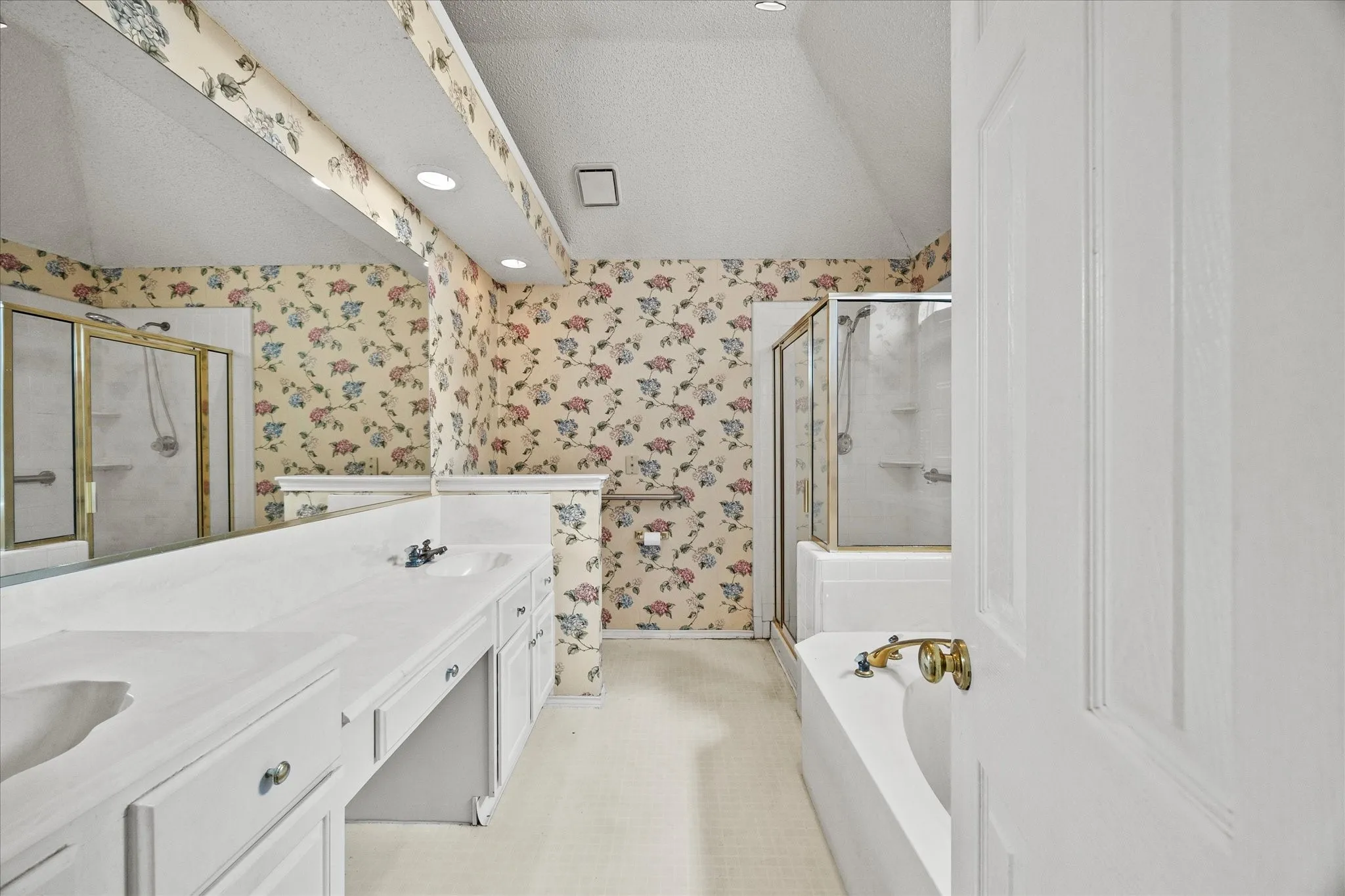 Single Family Residence For Sale in Dallas County , 2416 Liles Lane, Mesquite, Texas 75181, 3 Bedroom, 2 Bathroom, 2 Garage spaces, 1,873 Sqft, built in 1993, mls#21369851, Real Estate Agent in Mesquite, Homes For Sale in Dallas county, Homes For Sale in Mesquite, Realtor in Mesquite Texas, Real Estate Brokerage Independent Realty Texas, Luminita Cordes Realtor