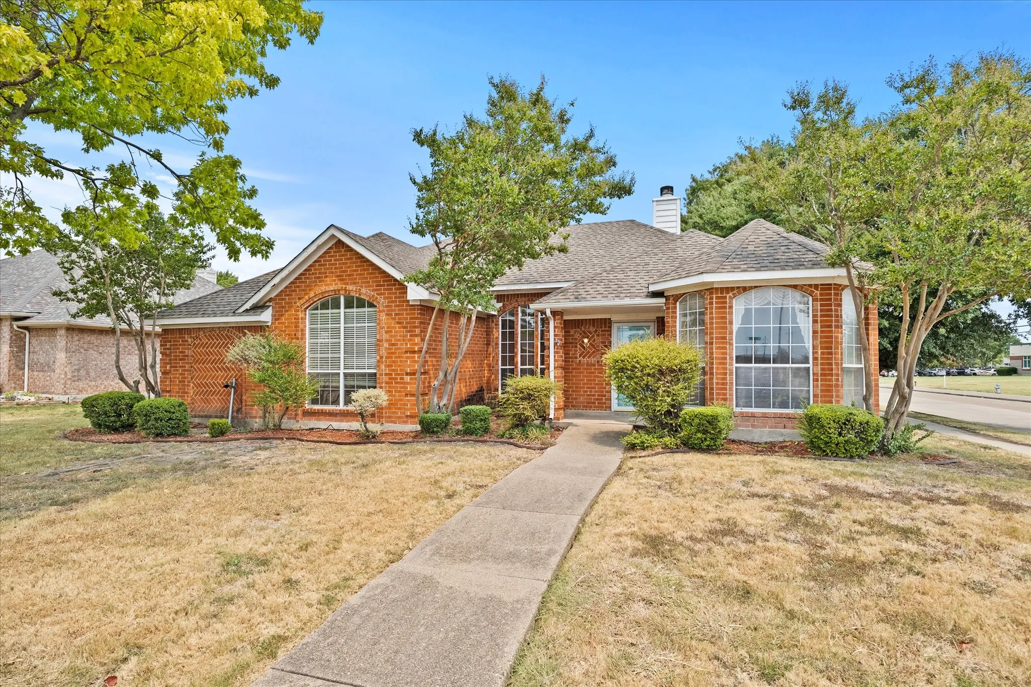 Single Family Residence For Sale in Dallas County , 2416 Liles Lane, Mesquite, Texas 75181, 3 Bedroom, 2 Bathroom, 2 Garage spaces, 1,873 Sqft, built in 1993, mls#21369851, Real Estate Agent in Mesquite, Homes For Sale in Dallas county, Homes For Sale in Mesquite, Realtor in Mesquite Texas, Real Estate Brokerage Independent Realty Texas, Luminita Cordes Realtor