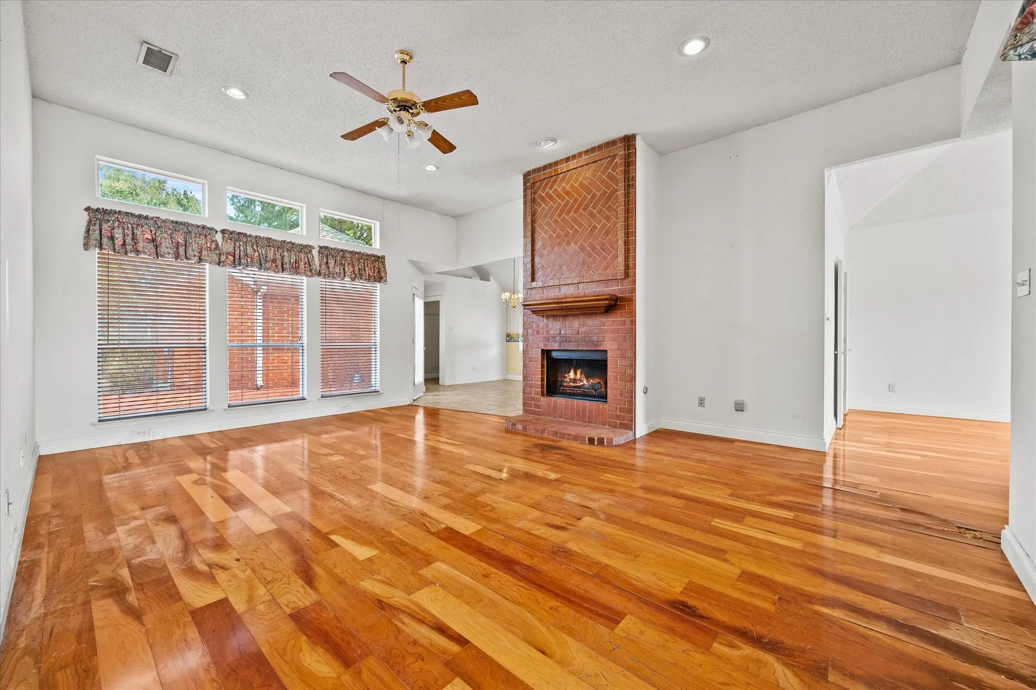Single Family Residence For Sale in Dallas County , 2416 Liles Lane, Mesquite, Texas 75181, 3 Bedroom, 2 Bathroom, 2 Garage spaces, 1,873 Sqft, built in 1993, mls#21369851, Real Estate Agent in Mesquite, Homes For Sale in Dallas county, Homes For Sale in Mesquite, Realtor in Mesquite Texas, Real Estate Brokerage Independent Realty Texas, Luminita Cordes Realtor