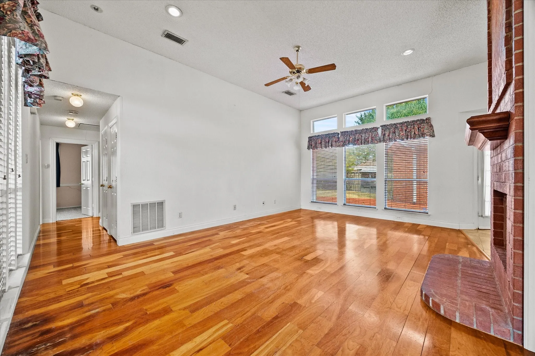Single Family Residence For Sale in Dallas County , 2416 Liles Lane, Mesquite, Texas 75181, 3 Bedroom, 2 Bathroom, 2 Garage spaces, 1,873 Sqft, built in 1993, mls#21369851, Real Estate Agent in Mesquite, Homes For Sale in Dallas county, Homes For Sale in Mesquite, Realtor in Mesquite Texas, Real Estate Brokerage Independent Realty Texas, Luminita Cordes Realtor