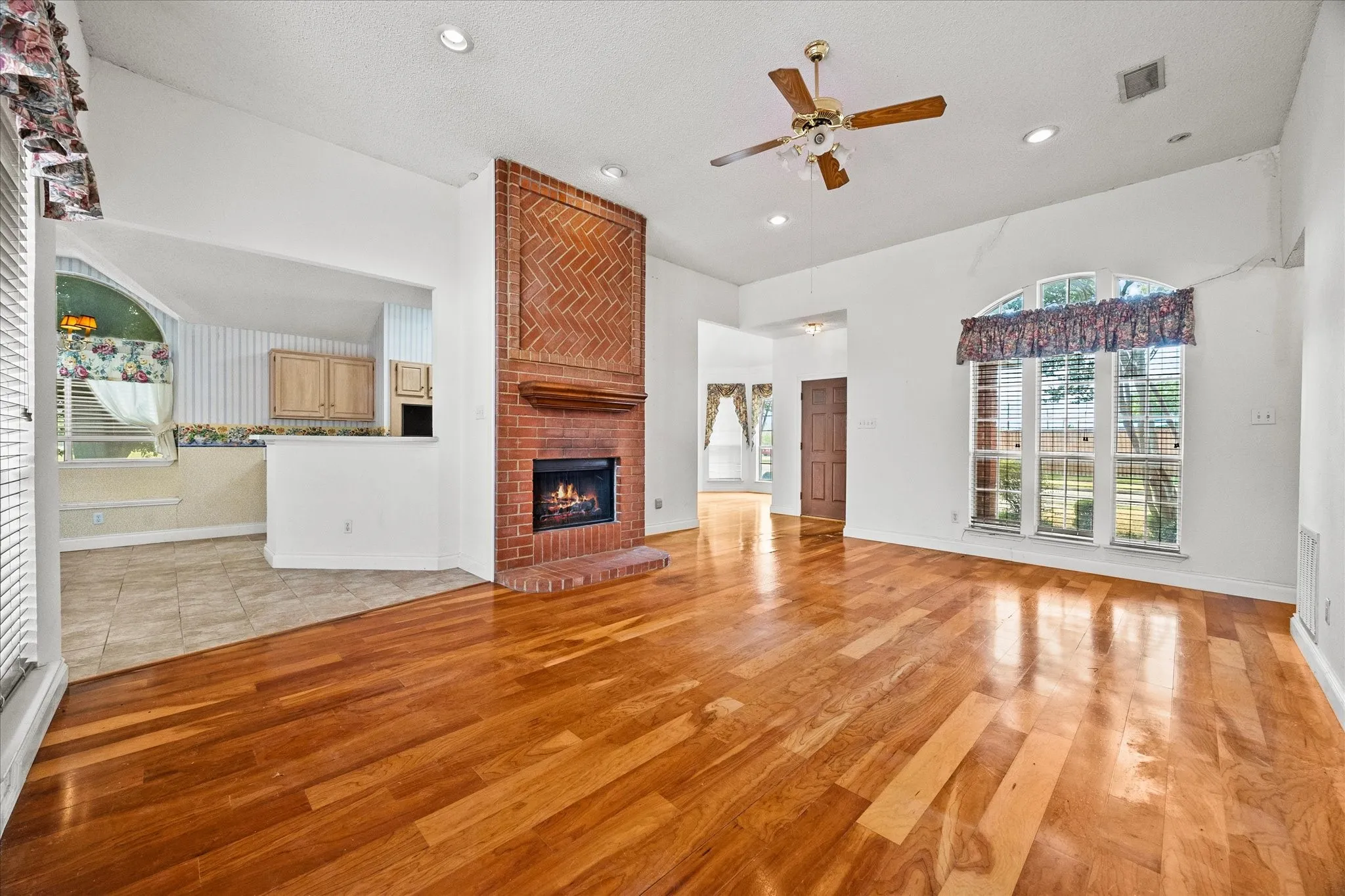 Single Family Residence For Sale in Dallas County , 2416 Liles Lane, Mesquite, Texas 75181, 3 Bedroom, 2 Bathroom, 2 Garage spaces, 1,873 Sqft, built in 1993, mls#21369851, Real Estate Agent in Mesquite, Homes For Sale in Dallas county, Homes For Sale in Mesquite, Realtor in Mesquite Texas, Real Estate Brokerage Independent Realty Texas, Luminita Cordes Realtor