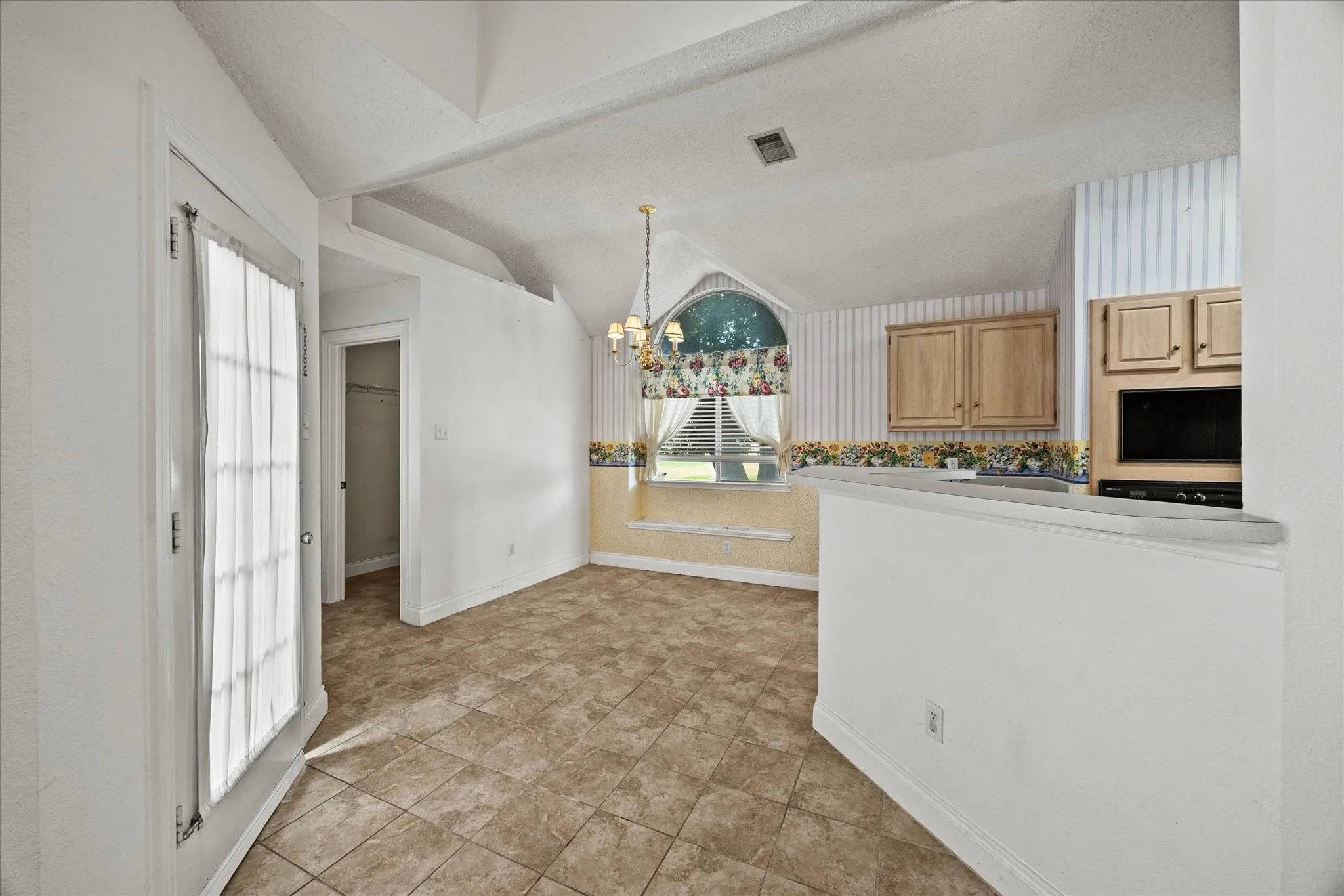 Single Family Residence For Sale in Dallas County , 2416 Liles Lane, Mesquite, Texas 75181, 3 Bedroom, 2 Bathroom, 2 Garage spaces, 1,873 Sqft, built in 1993, mls#21369851, Real Estate Agent in Mesquite, Homes For Sale in Dallas county, Homes For Sale in Mesquite, Realtor in Mesquite Texas, Real Estate Brokerage Independent Realty Texas, Luminita Cordes Realtor