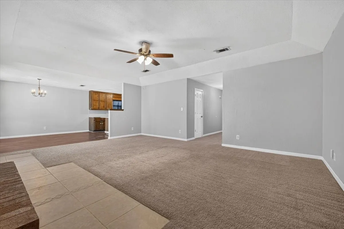 Single Family Residence For Sale in Hood County , 4000 Mountain Vista Drive, Granbury, Texas 76048, 3 Bedroom, 2 Bathroom, 2 Garage spaces, 1,748 Sqft, built in 1979, mls#21368362, Real Estate Agent in Granbury, Homes For Sale in Hood county, Homes For Sale in Granbury, Realtor in Granbury Texas, Real Estate Brokerage Independent Realty Texas, Luminita Cordes Realtor