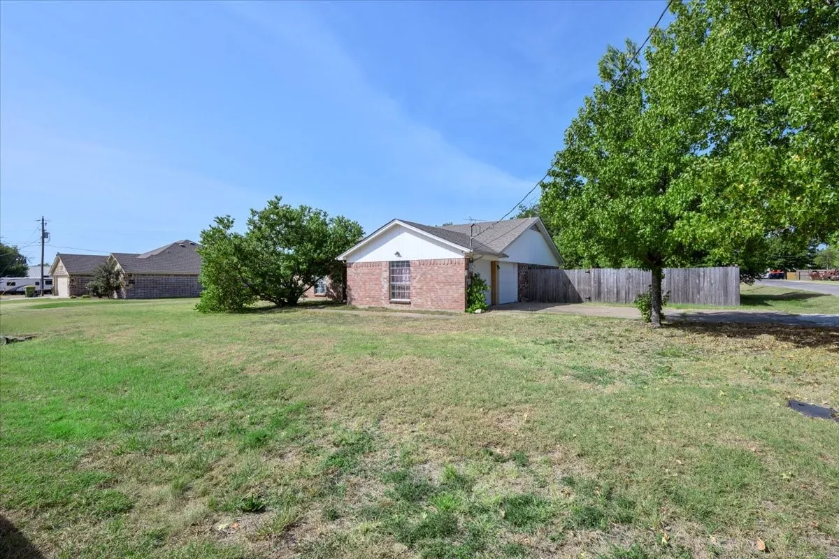 Single Family Residence For Sale in Hood County , 4000 Mountain Vista Drive, Granbury, Texas 76048, 3 Bedroom, 2 Bathroom, 2 Garage spaces, 1,748 Sqft, built in 1979, mls#21368362, Real Estate Agent in Granbury, Homes For Sale in Hood county, Homes For Sale in Granbury, Realtor in Granbury Texas, Real Estate Brokerage Independent Realty Texas, Luminita Cordes Realtor