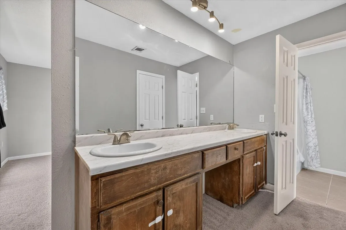 Single Family Residence For Sale in Hood County , 4000 Mountain Vista Drive, Granbury, Texas 76048, 3 Bedroom, 2 Bathroom, 2 Garage spaces, 1,748 Sqft, built in 1979, mls#21368362, Real Estate Agent in Granbury, Homes For Sale in Hood county, Homes For Sale in Granbury, Realtor in Granbury Texas, Real Estate Brokerage Independent Realty Texas, Luminita Cordes Realtor