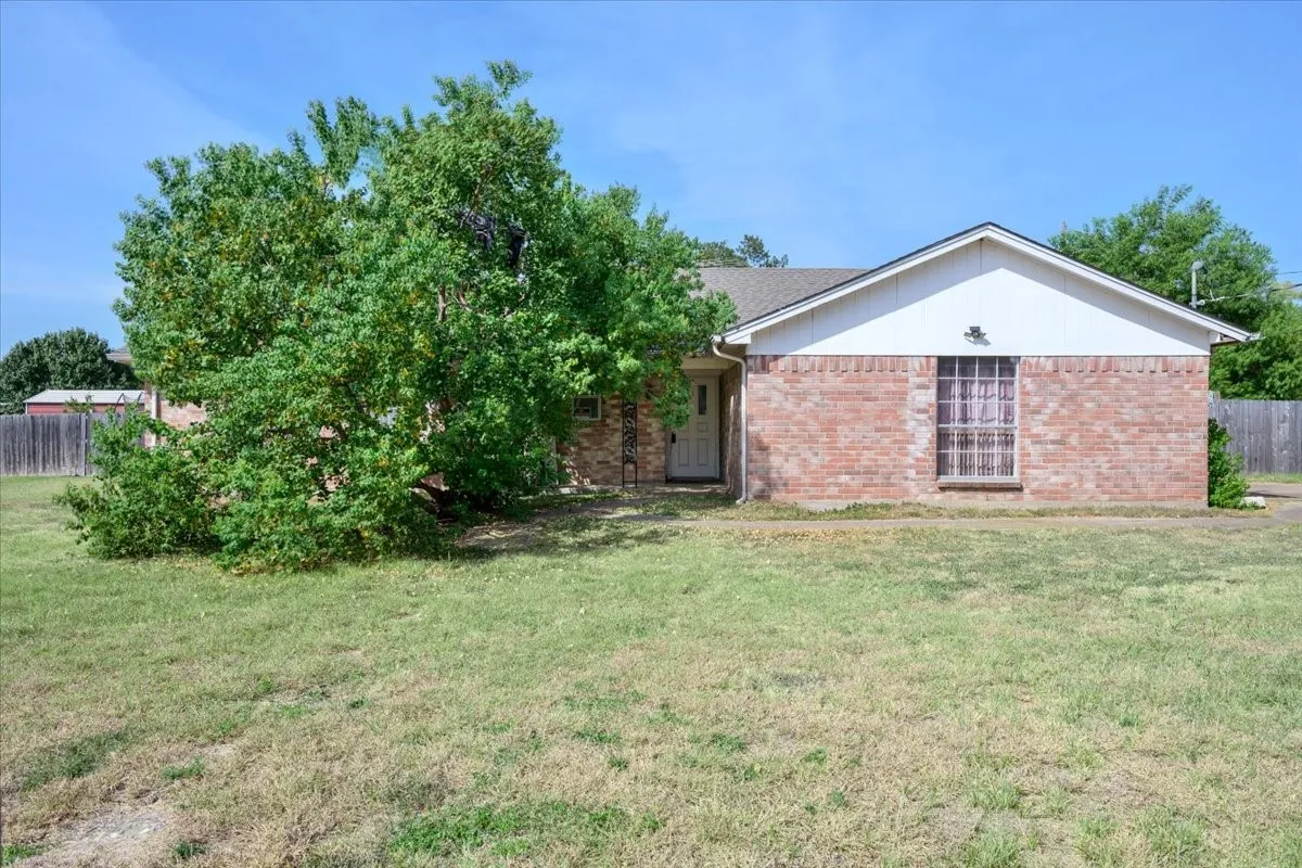 Single Family Residence For Sale in Hood County , 4000 Mountain Vista Drive, Granbury, Texas 76048, 3 Bedroom, 2 Bathroom, 2 Garage spaces, 1,748 Sqft, built in 1979, mls#21368362, Real Estate Agent in Granbury, Homes For Sale in Hood county, Homes For Sale in Granbury, Realtor in Granbury Texas, Real Estate Brokerage Independent Realty Texas, Luminita Cordes Realtor