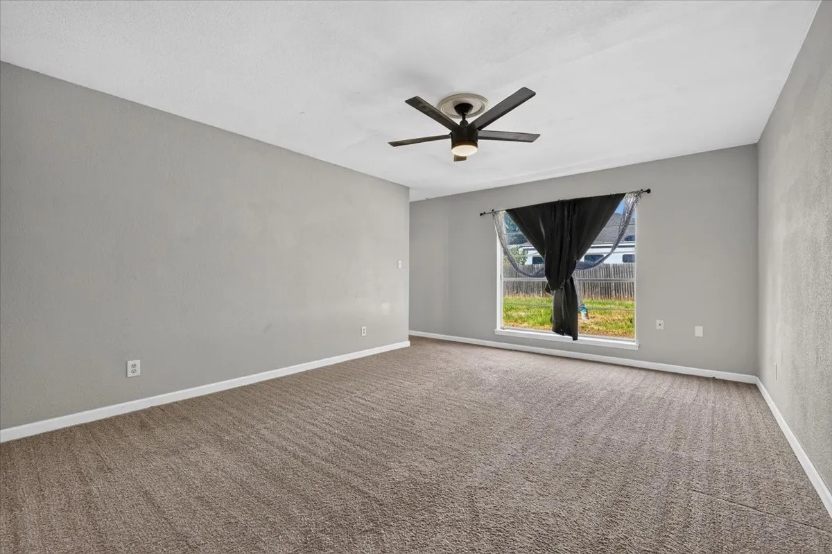 Single Family Residence For Sale in Hood County , 4000 Mountain Vista Drive, Granbury, Texas 76048, 3 Bedroom, 2 Bathroom, 2 Garage spaces, 1,748 Sqft, built in 1979, mls#21368362, Real Estate Agent in Granbury, Homes For Sale in Hood county, Homes For Sale in Granbury, Realtor in Granbury Texas, Real Estate Brokerage Independent Realty Texas, Luminita Cordes Realtor