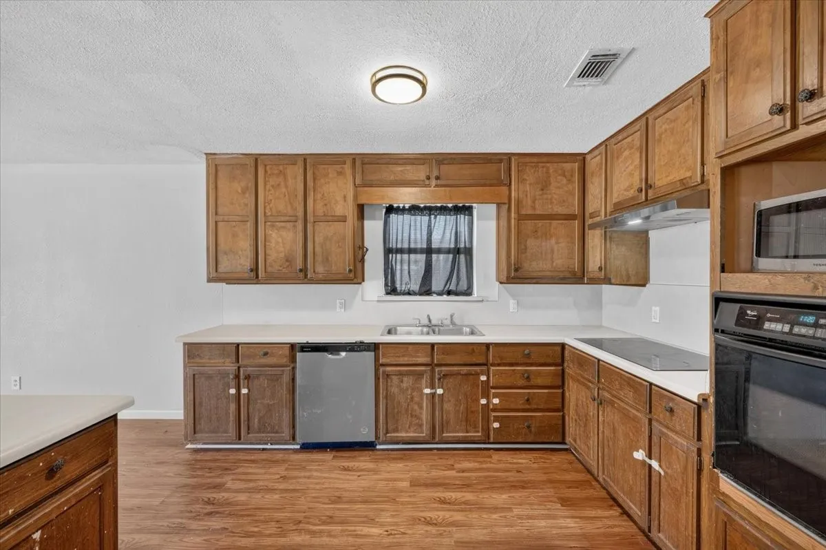 Single Family Residence For Sale in Hood County , 4000 Mountain Vista Drive, Granbury, Texas 76048, 3 Bedroom, 2 Bathroom, 2 Garage spaces, 1,748 Sqft, built in 1979, mls#21368362, Real Estate Agent in Granbury, Homes For Sale in Hood county, Homes For Sale in Granbury, Realtor in Granbury Texas, Real Estate Brokerage Independent Realty Texas, Luminita Cordes Realtor
