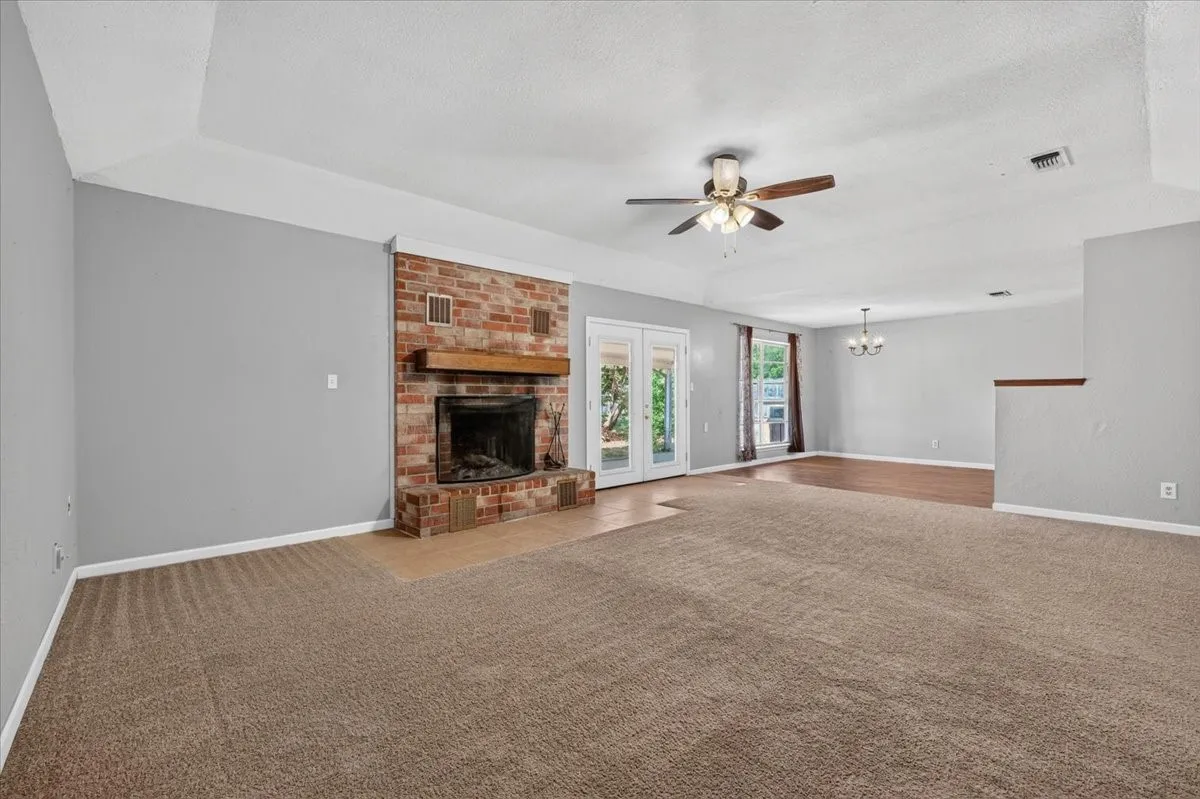 Single Family Residence For Sale in Hood County , 4000 Mountain Vista Drive, Granbury, Texas 76048, 3 Bedroom, 2 Bathroom, 2 Garage spaces, 1,748 Sqft, built in 1979, mls#21368362, Real Estate Agent in Granbury, Homes For Sale in Hood county, Homes For Sale in Granbury, Realtor in Granbury Texas, Real Estate Brokerage Independent Realty Texas, Luminita Cordes Realtor