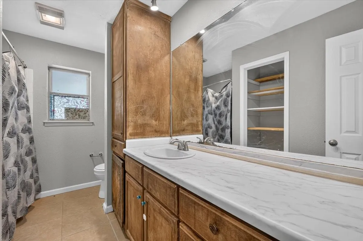 Single Family Residence For Sale in Hood County , 4000 Mountain Vista Drive, Granbury, Texas 76048, 3 Bedroom, 2 Bathroom, 2 Garage spaces, 1,748 Sqft, built in 1979, mls#21368362, Real Estate Agent in Granbury, Homes For Sale in Hood county, Homes For Sale in Granbury, Realtor in Granbury Texas, Real Estate Brokerage Independent Realty Texas, Luminita Cordes Realtor