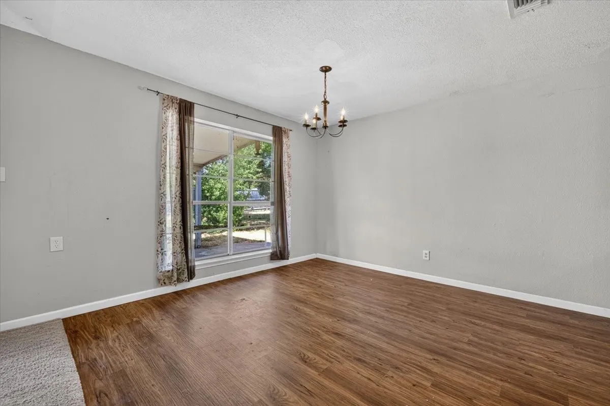 Single Family Residence For Sale in Hood County , 4000 Mountain Vista Drive, Granbury, Texas 76048, 3 Bedroom, 2 Bathroom, 2 Garage spaces, 1,748 Sqft, built in 1979, mls#21368362, Real Estate Agent in Granbury, Homes For Sale in Hood county, Homes For Sale in Granbury, Realtor in Granbury Texas, Real Estate Brokerage Independent Realty Texas, Luminita Cordes Realtor
