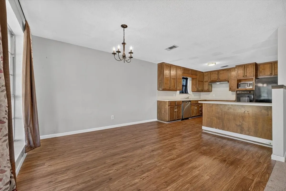 Single Family Residence For Sale in Hood County , 4000 Mountain Vista Drive, Granbury, Texas 76048, 3 Bedroom, 2 Bathroom, 2 Garage spaces, 1,748 Sqft, built in 1979, mls#21368362, Real Estate Agent in Granbury, Homes For Sale in Hood county, Homes For Sale in Granbury, Realtor in Granbury Texas, Real Estate Brokerage Independent Realty Texas, Luminita Cordes Realtor