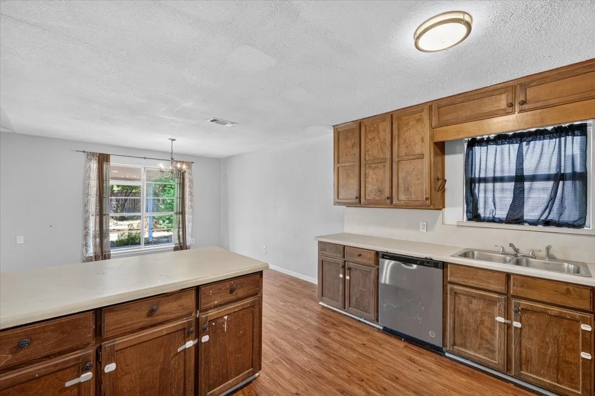 Single Family Residence For Sale in Hood County , 4000 Mountain Vista Drive, Granbury, Texas 76048, 3 Bedroom, 2 Bathroom, 2 Garage spaces, 1,748 Sqft, built in 1979, mls#21368362, Real Estate Agent in Granbury, Homes For Sale in Hood county, Homes For Sale in Granbury, Realtor in Granbury Texas, Real Estate Brokerage Independent Realty Texas, Luminita Cordes Realtor