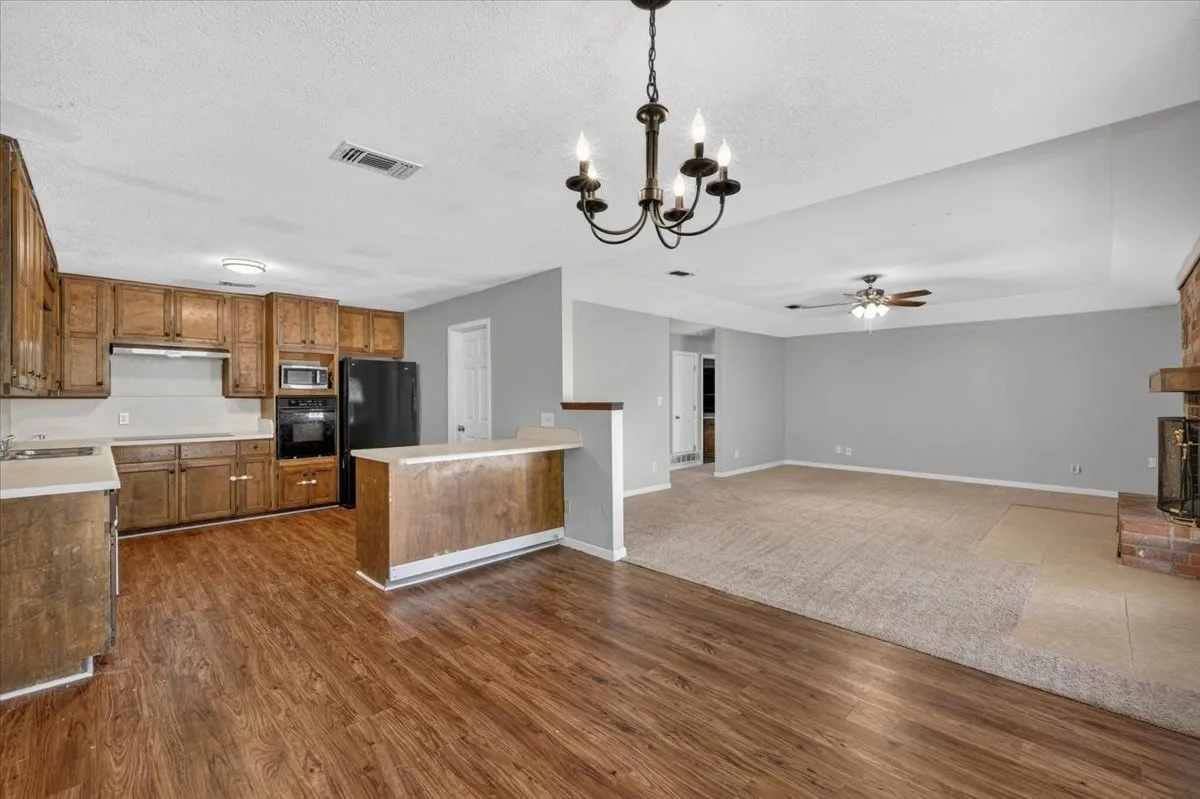 Single Family Residence For Sale in Hood County , 4000 Mountain Vista Drive, Granbury, Texas 76048, 3 Bedroom, 2 Bathroom, 2 Garage spaces, 1,748 Sqft, built in 1979, mls#21368362, Real Estate Agent in Granbury, Homes For Sale in Hood county, Homes For Sale in Granbury, Realtor in Granbury Texas, Real Estate Brokerage Independent Realty Texas, Luminita Cordes Realtor