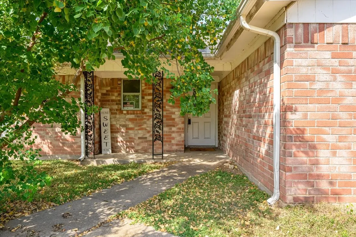 Single Family Residence For Sale in Hood County , 4000 Mountain Vista Drive, Granbury, Texas 76048, 3 Bedroom, 2 Bathroom, 2 Garage spaces, 1,748 Sqft, built in 1979, mls#21368362, Real Estate Agent in Granbury, Homes For Sale in Hood county, Homes For Sale in Granbury, Realtor in Granbury Texas, Real Estate Brokerage Independent Realty Texas, Luminita Cordes Realtor