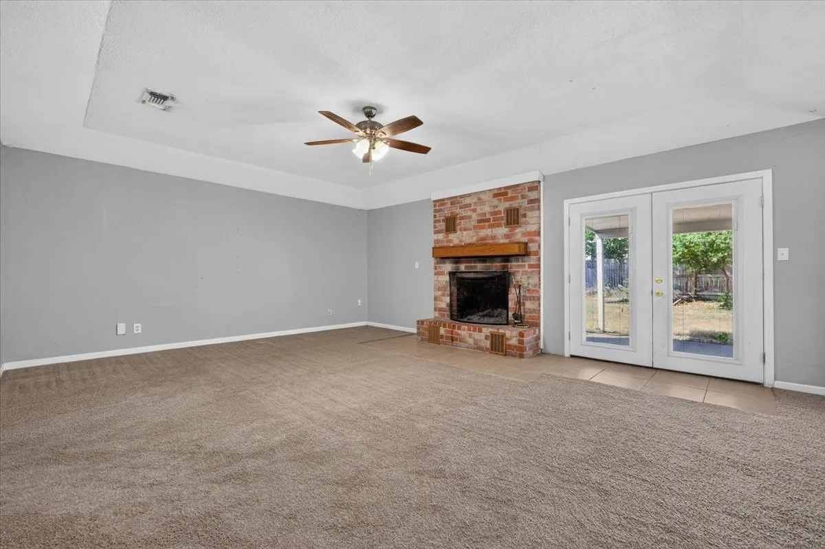 Single Family Residence For Sale in Hood County , 4000 Mountain Vista Drive, Granbury, Texas 76048, 3 Bedroom, 2 Bathroom, 2 Garage spaces, 1,748 Sqft, built in 1979, mls#21368362, Real Estate Agent in Granbury, Homes For Sale in Hood county, Homes For Sale in Granbury, Realtor in Granbury Texas, Real Estate Brokerage Independent Realty Texas, Luminita Cordes Realtor