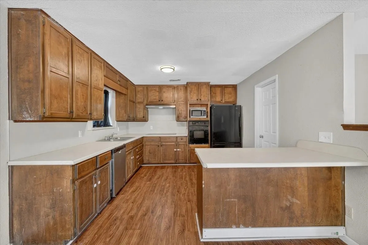 Single Family Residence For Sale in Hood County , 4000 Mountain Vista Drive, Granbury, Texas 76048, 3 Bedroom, 2 Bathroom, 2 Garage spaces, 1,748 Sqft, built in 1979, mls#21368362, Real Estate Agent in Granbury, Homes For Sale in Hood county, Homes For Sale in Granbury, Realtor in Granbury Texas, Real Estate Brokerage Independent Realty Texas, Luminita Cordes Realtor