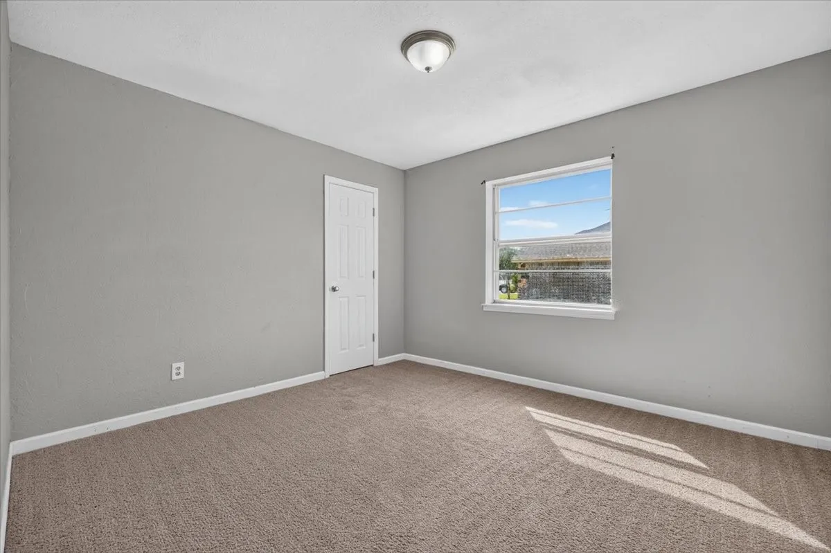 Single Family Residence For Sale in Hood County , 4000 Mountain Vista Drive, Granbury, Texas 76048, 3 Bedroom, 2 Bathroom, 2 Garage spaces, 1,748 Sqft, built in 1979, mls#21368362, Real Estate Agent in Granbury, Homes For Sale in Hood county, Homes For Sale in Granbury, Realtor in Granbury Texas, Real Estate Brokerage Independent Realty Texas, Luminita Cordes Realtor