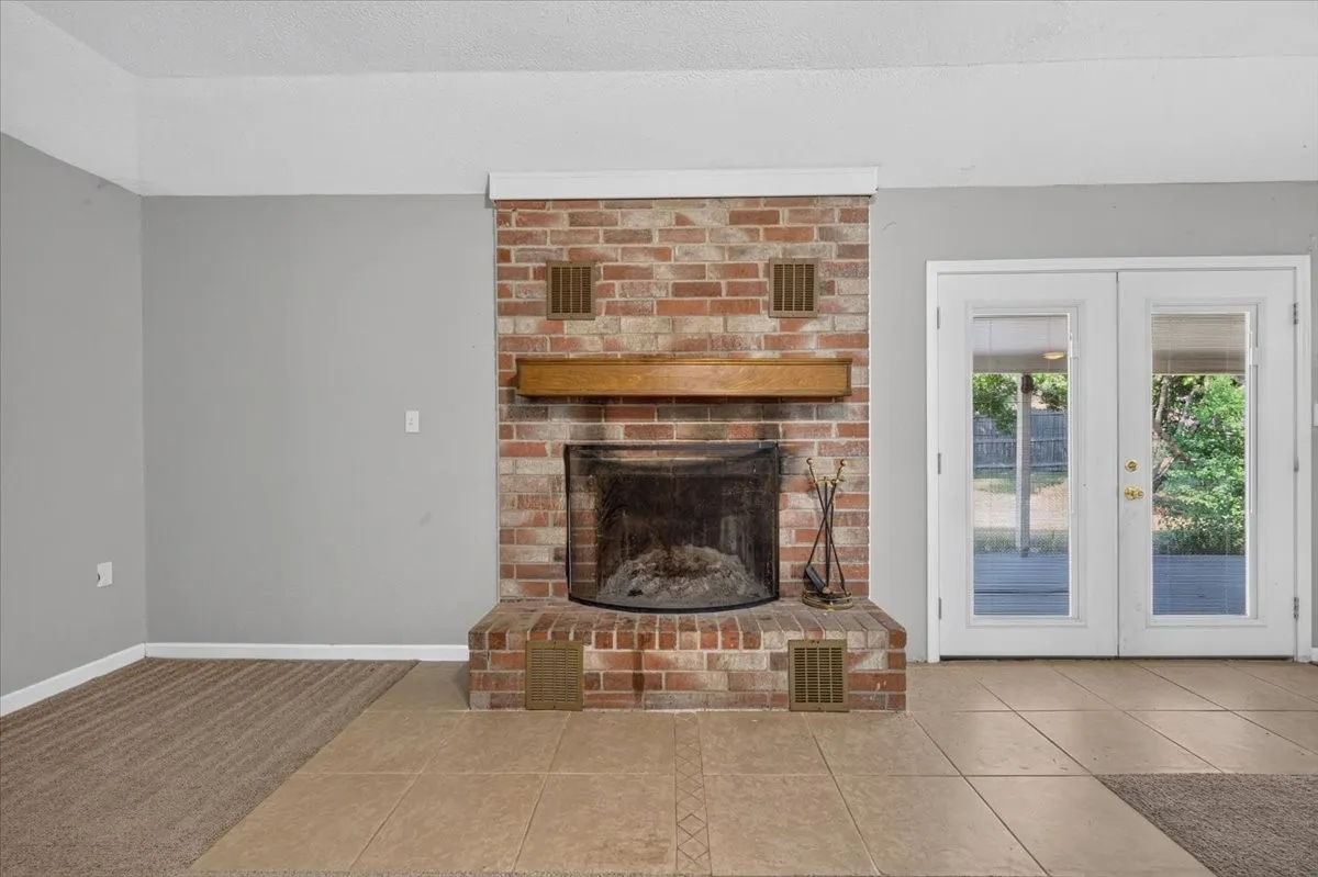 Single Family Residence For Sale in Hood County , 4000 Mountain Vista Drive, Granbury, Texas 76048, 3 Bedroom, 2 Bathroom, 2 Garage spaces, 1,748 Sqft, built in 1979, mls#21368362, Real Estate Agent in Granbury, Homes For Sale in Hood county, Homes For Sale in Granbury, Realtor in Granbury Texas, Real Estate Brokerage Independent Realty Texas, Luminita Cordes Realtor