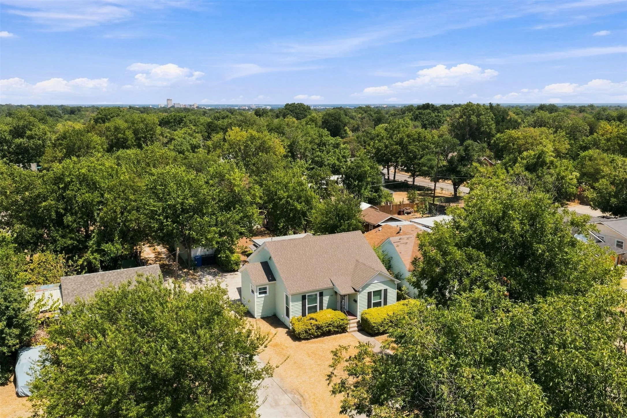 Single Family Residence For Sale in Mc Lennan County , 711 N 35th Street, Waco, Texas 76710, 3 Bedroom, 2 Bathroom, Garage spaces, 1,476 Sqft, built in 1939, mls#21368834, Real Estate Agent in Waco, Homes For Sale in Mc Lennan county, Homes For Sale in Waco, Realtor in Waco Texas, Real Estate Brokerage Independent Realty Texas, Luminita Cordes Realtor