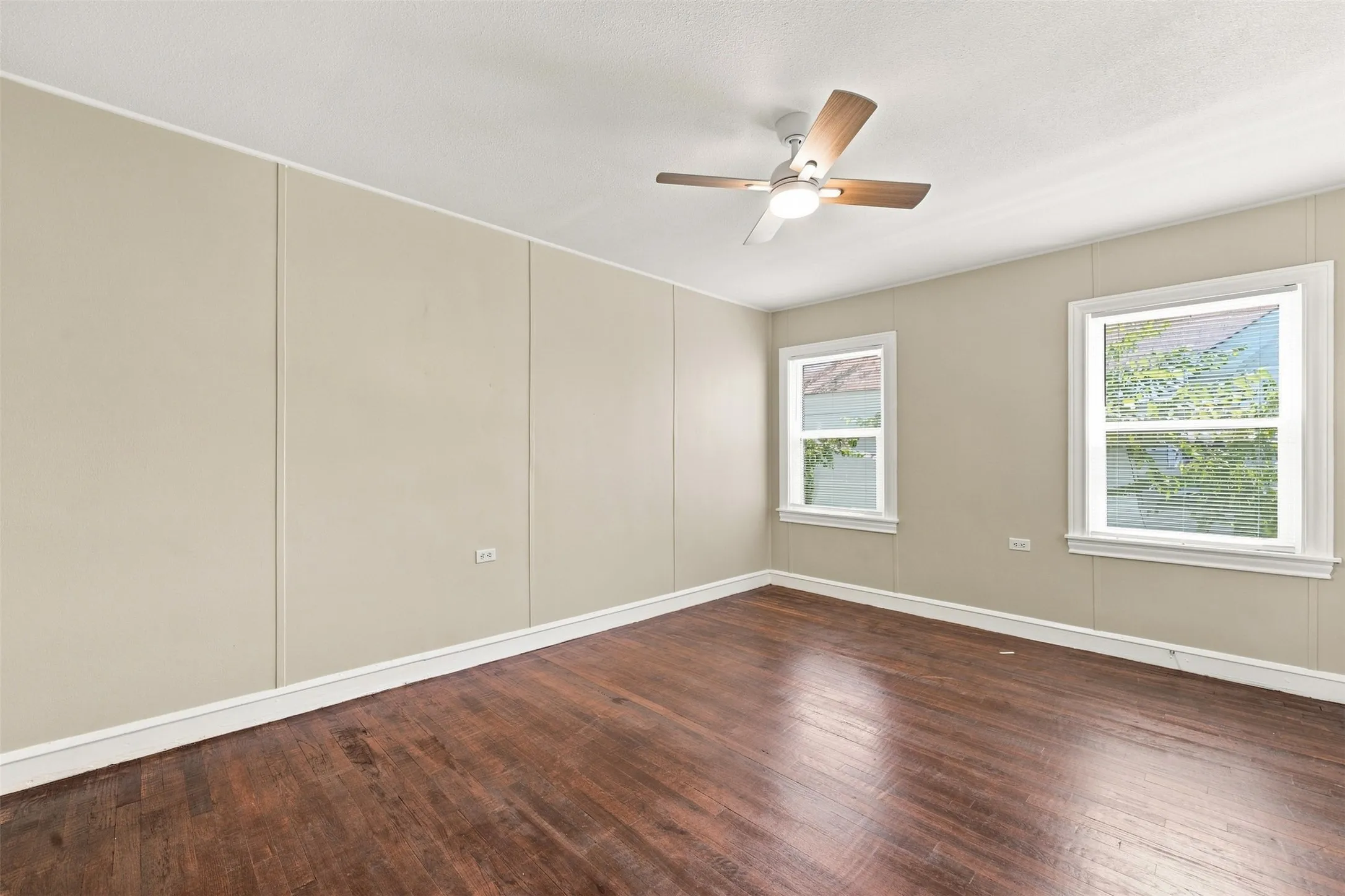 Single Family Residence For Sale in Mc Lennan County , 711 N 35th Street, Waco, Texas 76710, 3 Bedroom, 2 Bathroom, Garage spaces, 1,476 Sqft, built in 1939, mls#21368834, Real Estate Agent in Waco, Homes For Sale in Mc Lennan county, Homes For Sale in Waco, Realtor in Waco Texas, Real Estate Brokerage Independent Realty Texas, Luminita Cordes Realtor