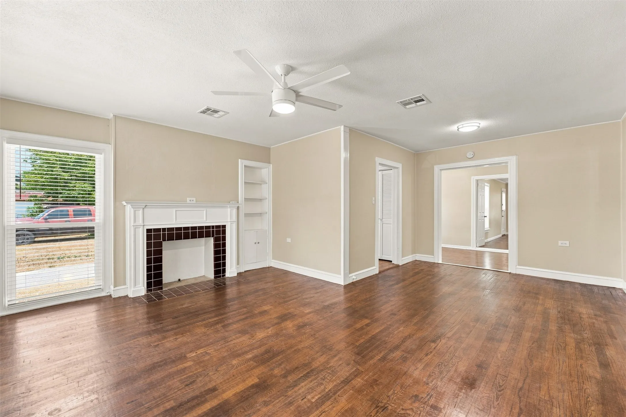 Single Family Residence For Sale in Mc Lennan County , 711 N 35th Street, Waco, Texas 76710, 3 Bedroom, 2 Bathroom, Garage spaces, 1,476 Sqft, built in 1939, mls#21368834, Real Estate Agent in Waco, Homes For Sale in Mc Lennan county, Homes For Sale in Waco, Realtor in Waco Texas, Real Estate Brokerage Independent Realty Texas, Luminita Cordes Realtor