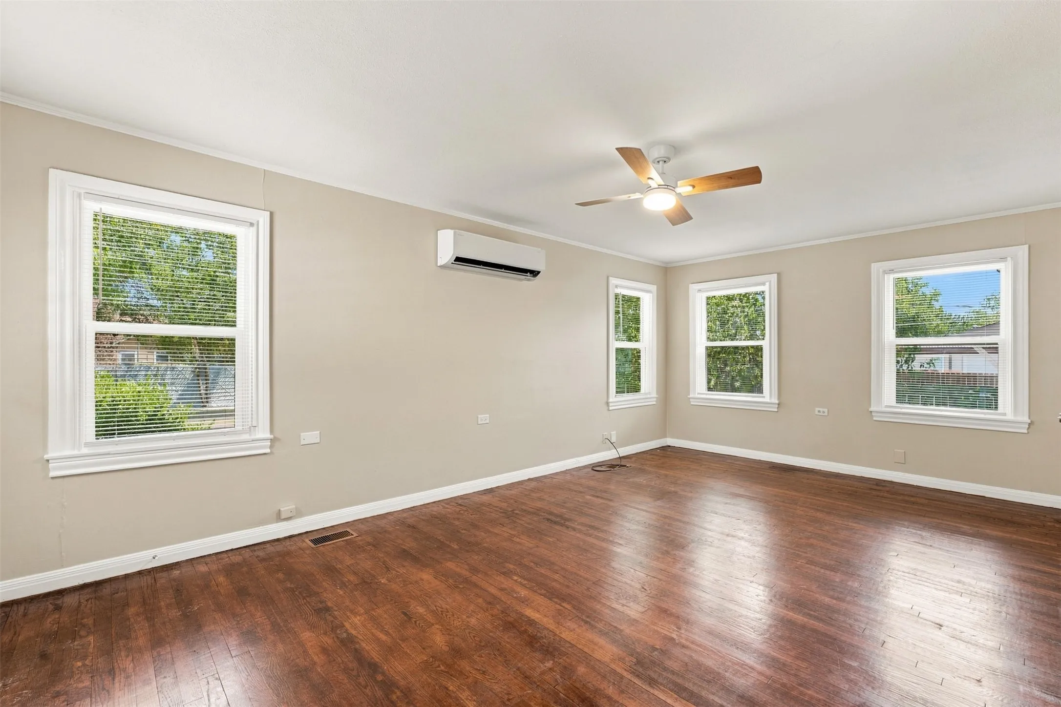 Single Family Residence For Sale in Mc Lennan County , 711 N 35th Street, Waco, Texas 76710, 3 Bedroom, 2 Bathroom, Garage spaces, 1,476 Sqft, built in 1939, mls#21368834, Real Estate Agent in Waco, Homes For Sale in Mc Lennan county, Homes For Sale in Waco, Realtor in Waco Texas, Real Estate Brokerage Independent Realty Texas, Luminita Cordes Realtor
